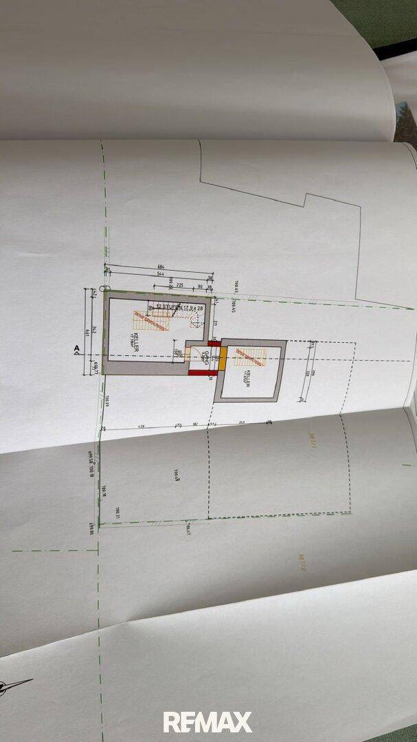 Grundrissplan des Untergeschosses mit Treppenhaus und Fundamentstruktur.
