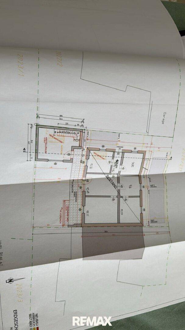 Grundrissplan des Erdgeschosses mit mehreren Räumen und integrierter Garage.