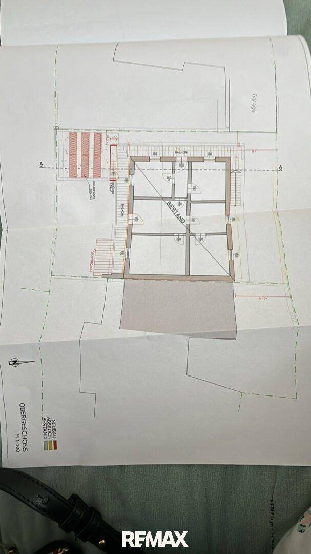 Grundrissplan des Obergeschosses mit Zimmern und Zugang zu einem Balkon.