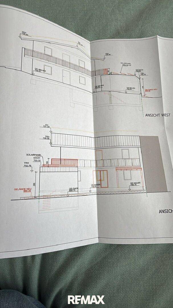 Architektonische Ansichten des Gebäudes mit Balkonen und Solaranlage auf dem Dach.