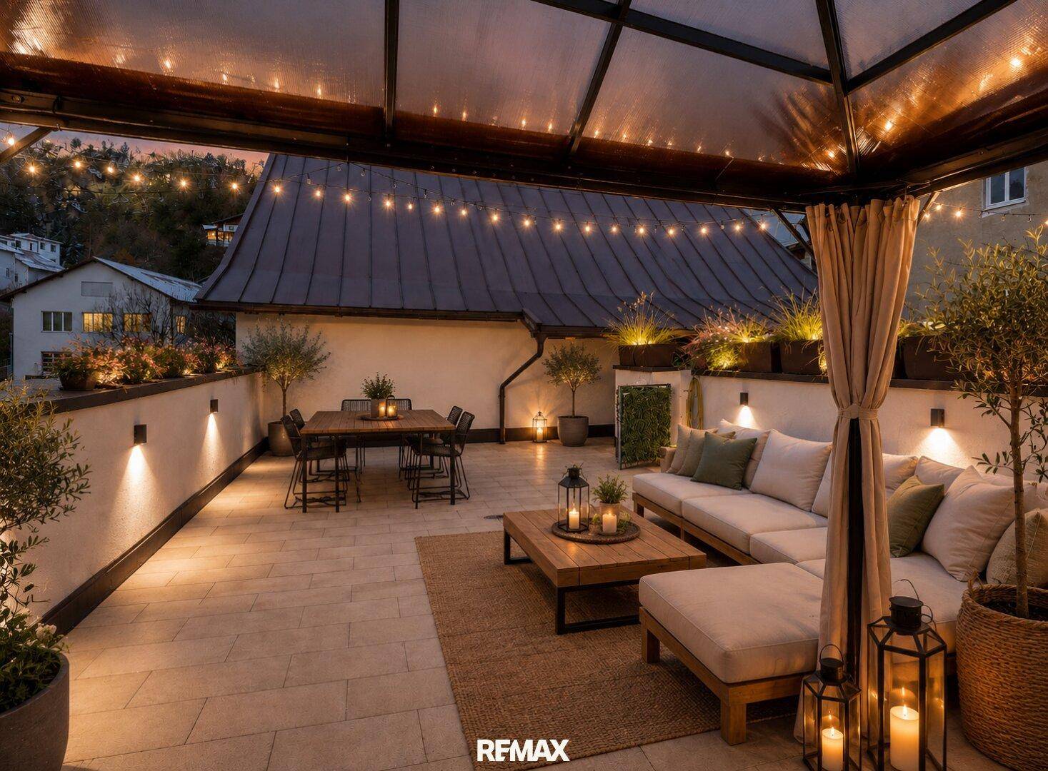 Stimmungsvolle Dachterrasse bei Nacht mit Lichterketten, Lounge-Möbeln und Essbereich für entspannte Abende.