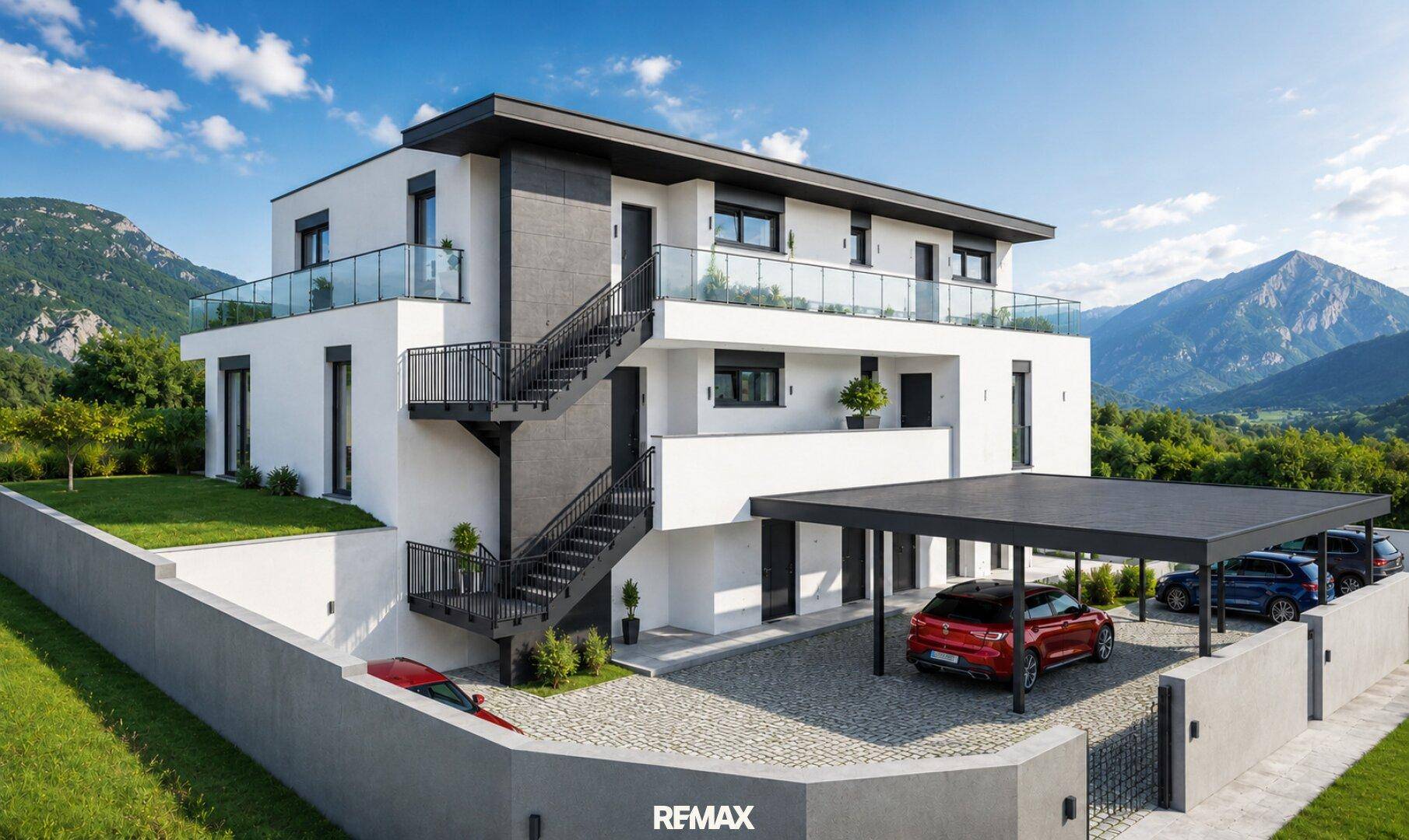 Moderne Architektur mit Außentreppe, Balkonen und Carport vor einer malerischen Bergkulisse.