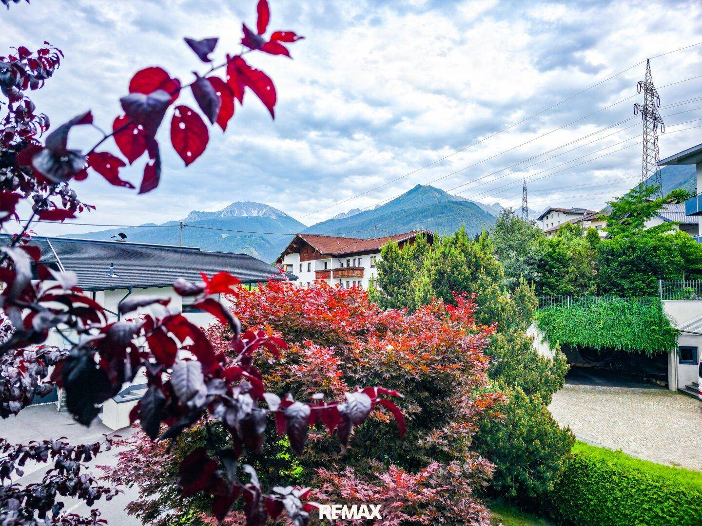 Panoramablick auf die Berge und die umliegende Landschaft mit üppiger Vegetation.