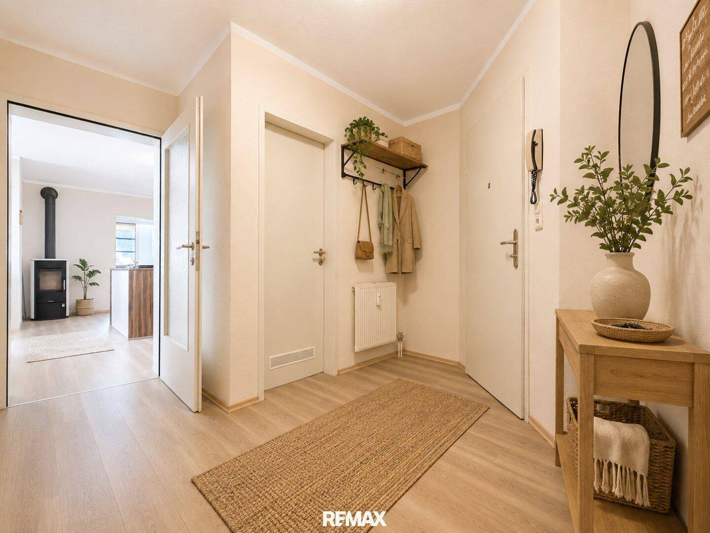 Geräumiger Flur mit Garderobe, Gegensprechanlage und Zugang zu weiteren Räumen.