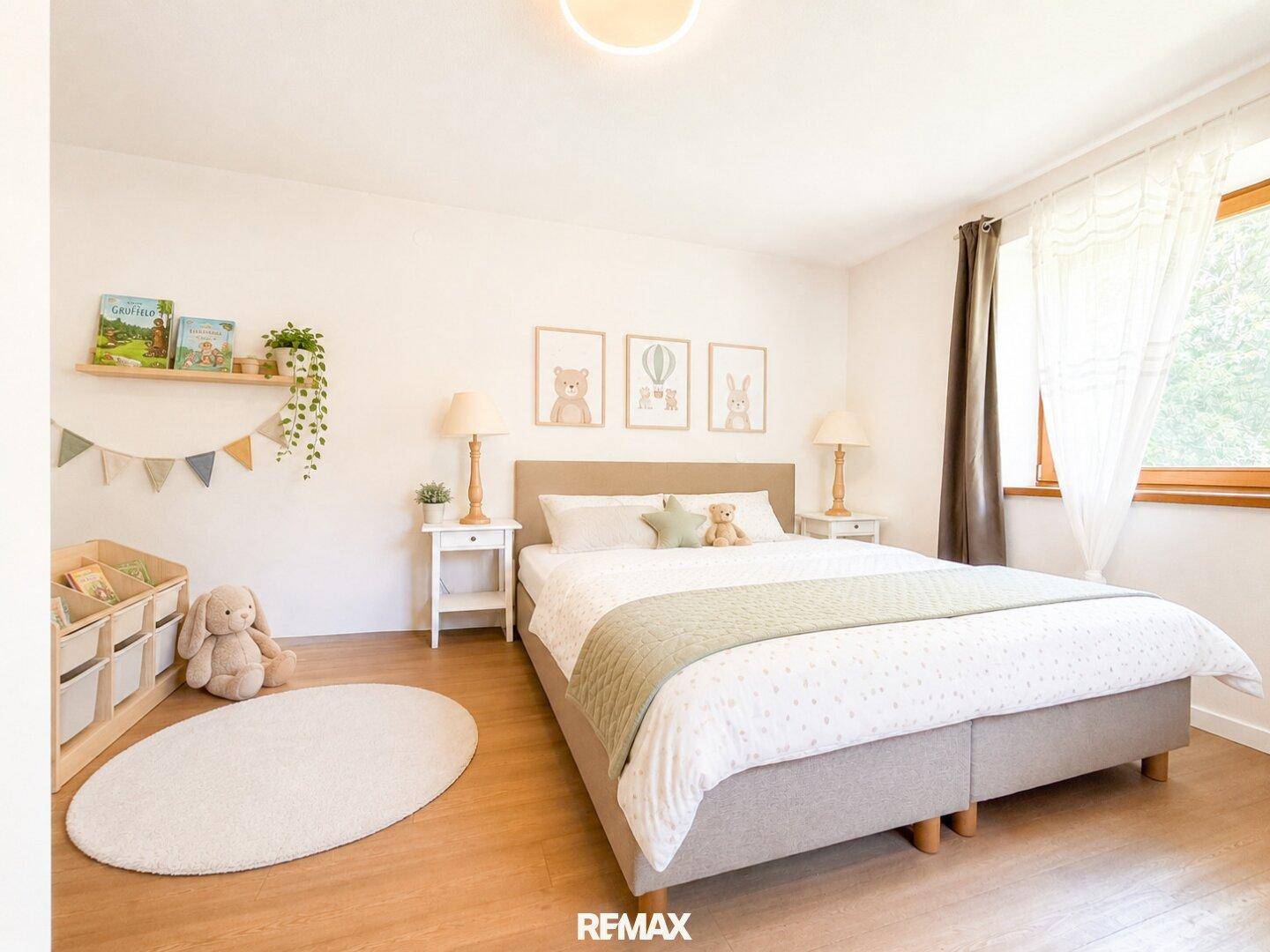 Helles Schlafzimmer mit Doppelbett, Holzboden und freundlicher Dekoration für Kinder.