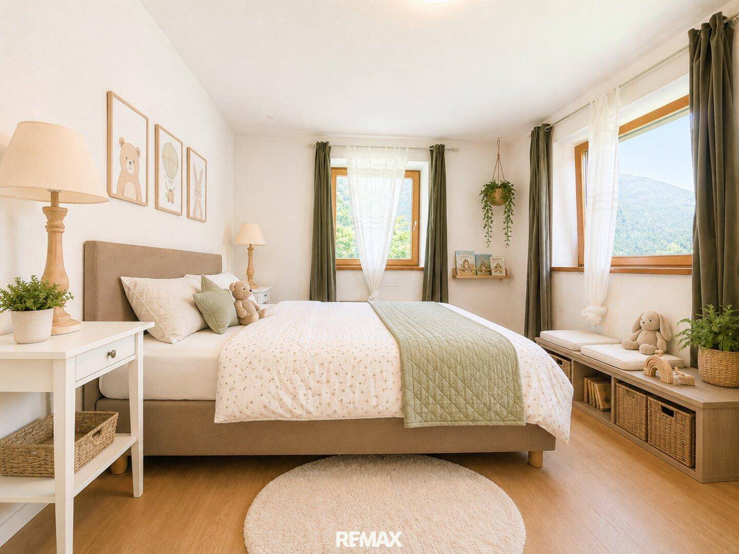 Freundliches Schlafzimmer mit Doppelbett, Holzboden und liebevoller Dekoration.