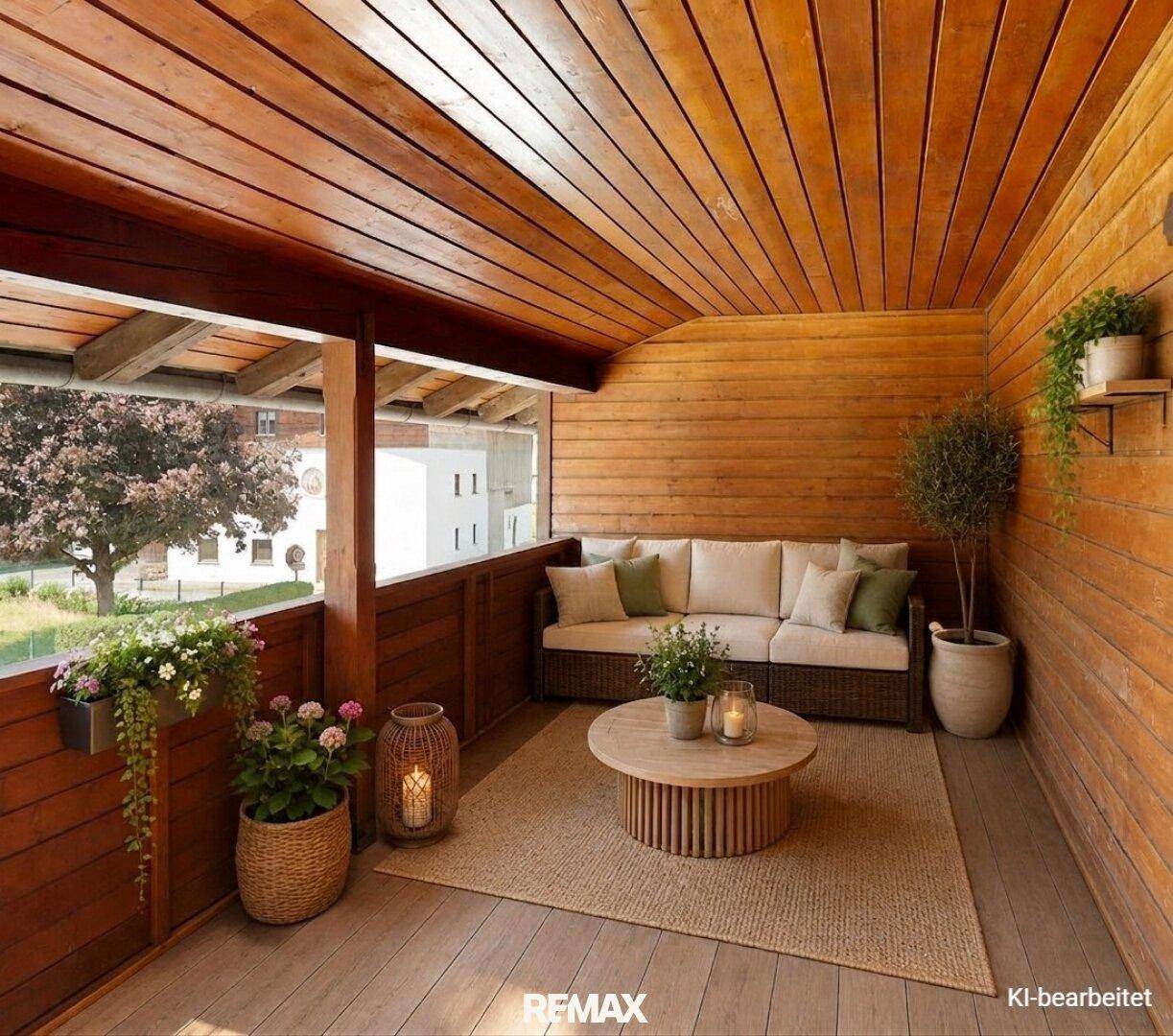 Gemütliche Loggia mit Holzverkleidung, bequemen Sitzmöbeln und Pflanzen.