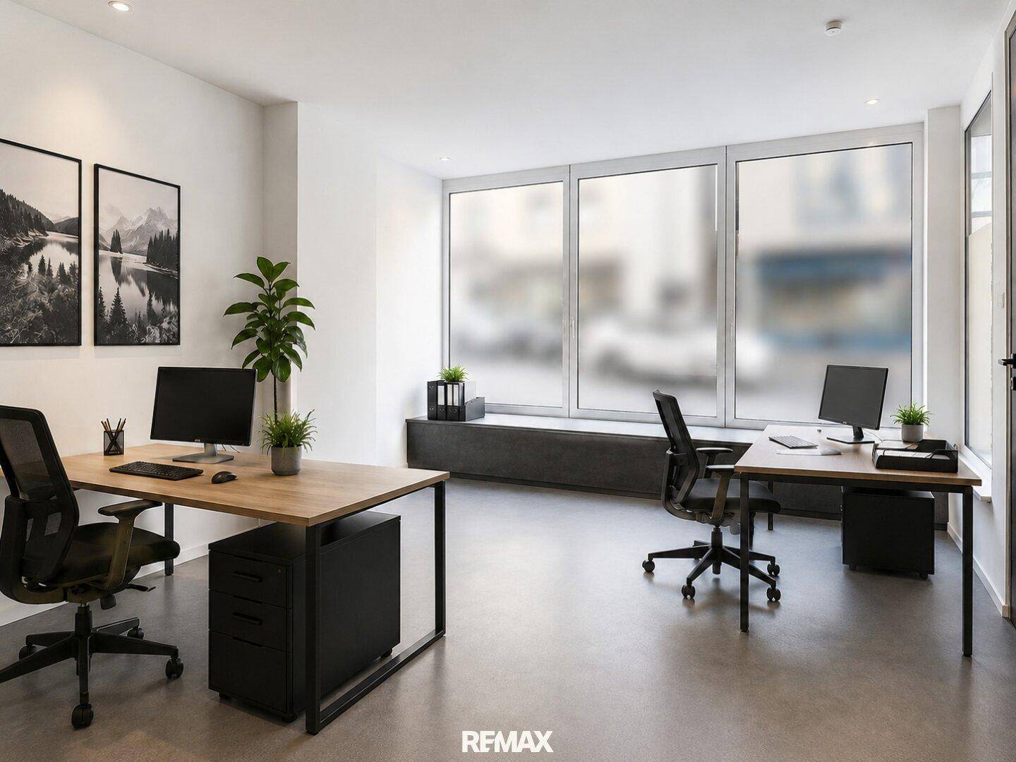 Modern eingerichtetes Büro mit zwei Arbeitsplätzen, großen Fenstern und Pflanzen für angenehme Atmosphäre.