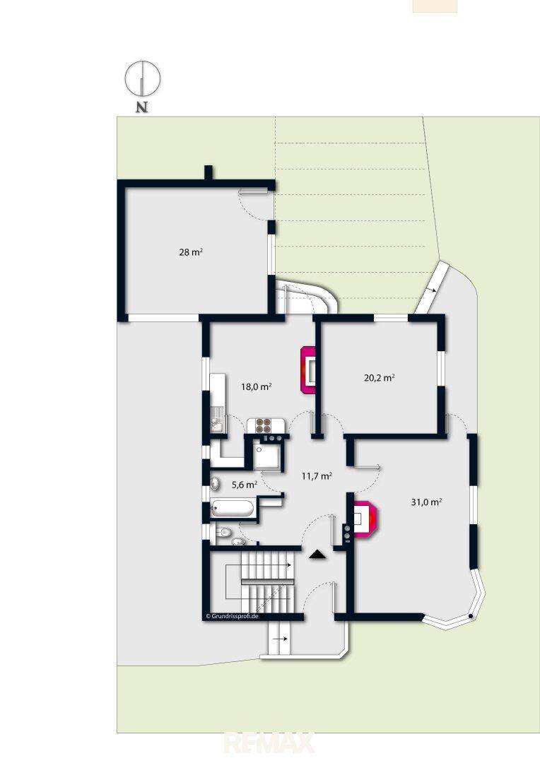 Grundriss des Erdgeschosses mit mehreren Räumen und einem Badezimmer.
