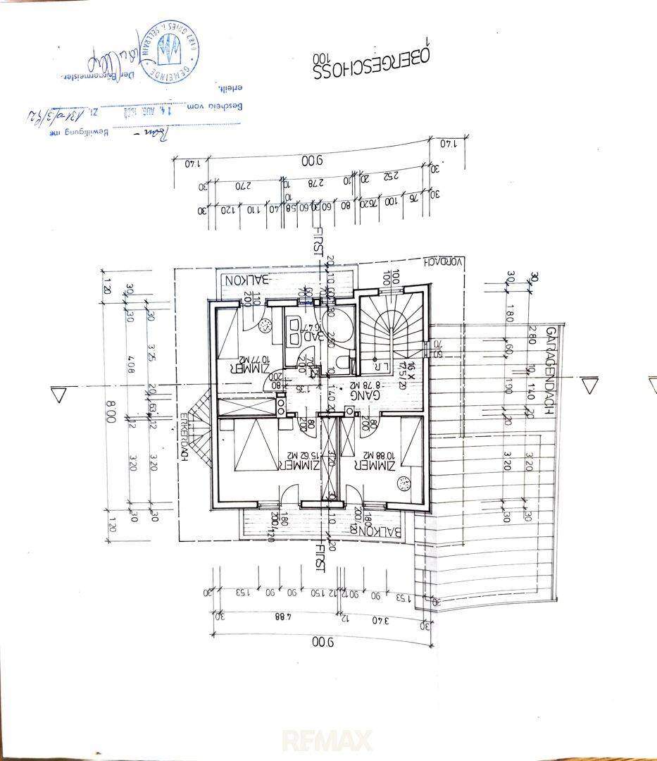 Detaillierter Grundriss des Obergeschosses mit Schlafzimmern, Badezimmer und zwei Balkonen.