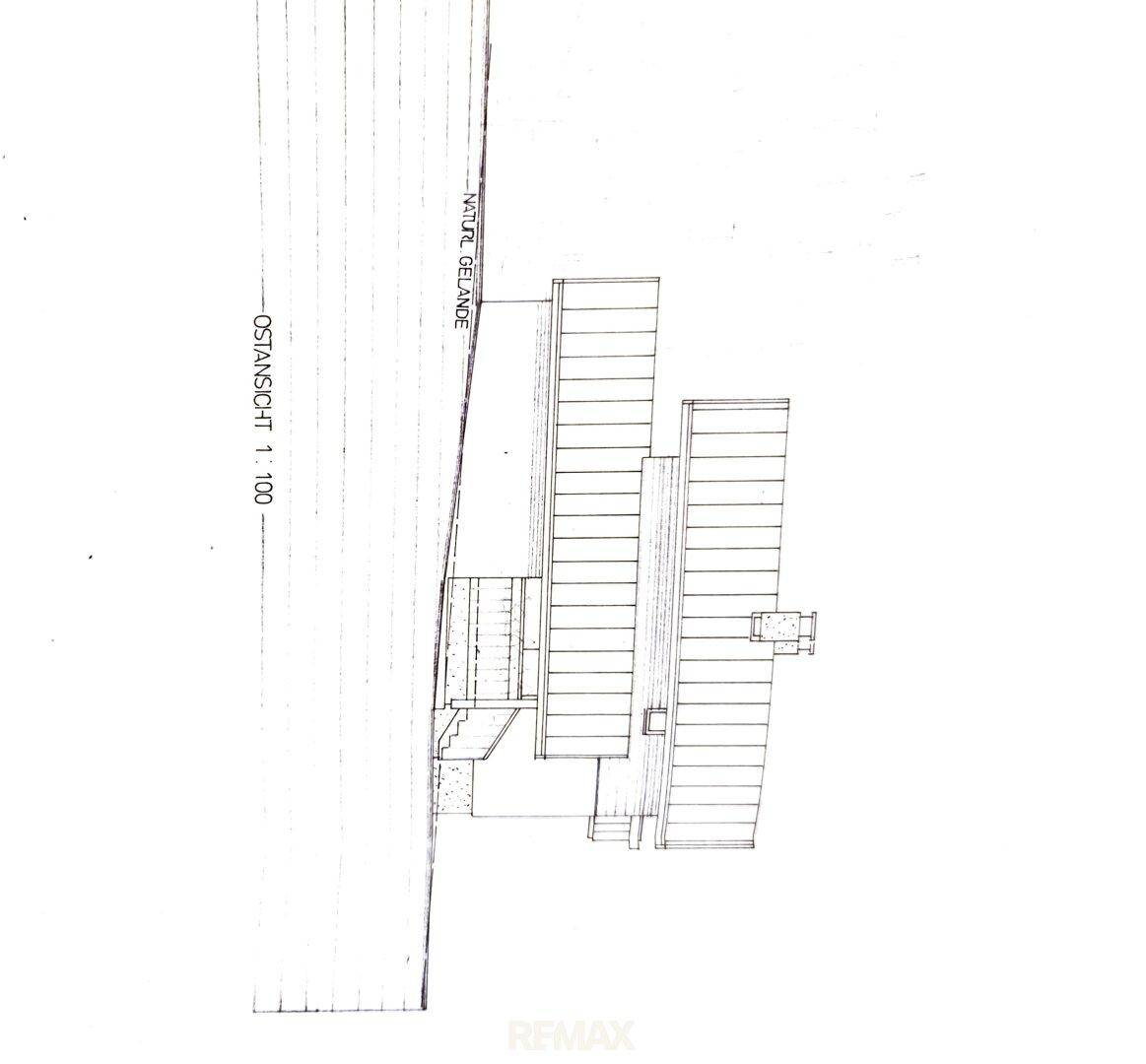 Detaillierte Ostansicht des Gebäudes mit architektonischen Elementen und Dachkonstruktion.