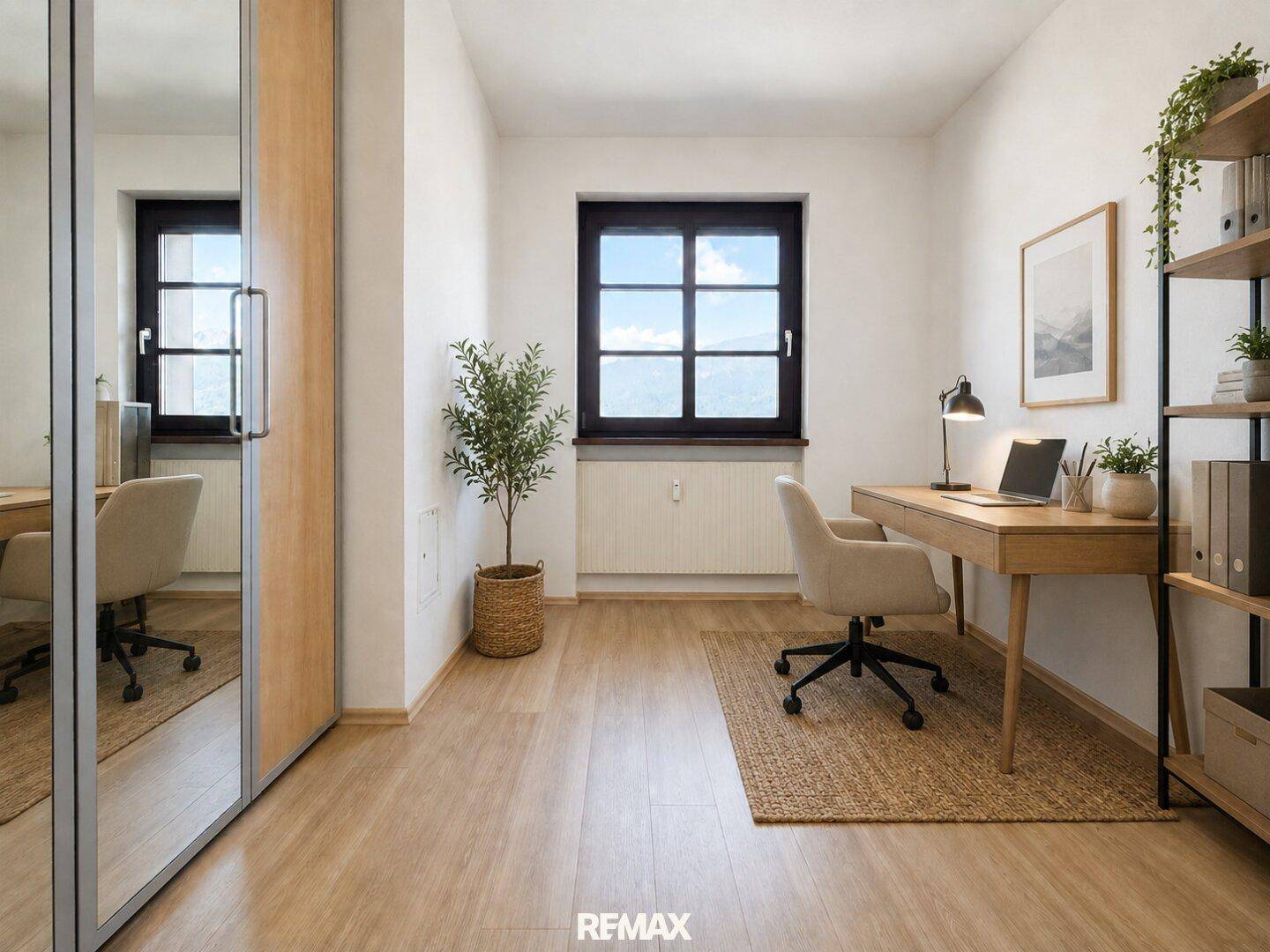 Funktionales Heimbüro mit Schreibtisch, Regal und einem Fenster, das für natürliches Licht sorgt.