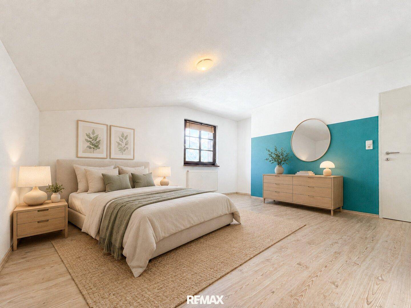 Helles Schlafzimmer mit Doppelbett, Nachttischen, Kommode und einer farbigen Akzentwand.