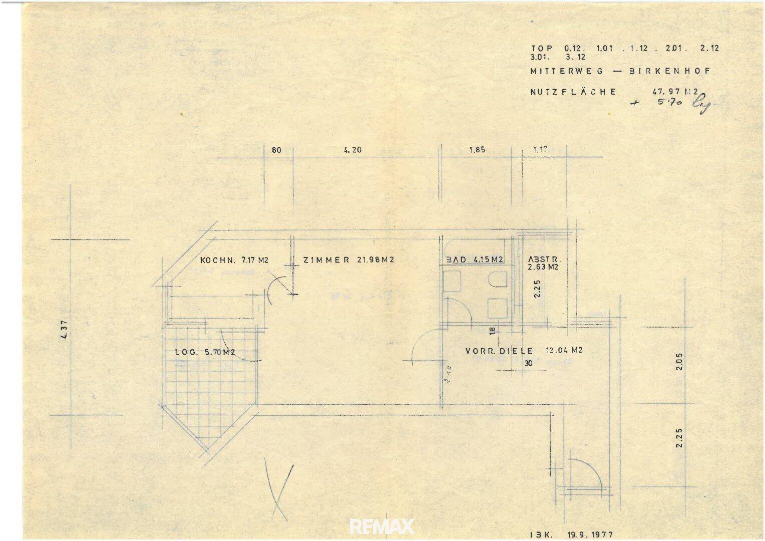 Handgezeichneter Grundriss einer Wohnung mit Zimmern, Bad, Abstellraum und Loggia.