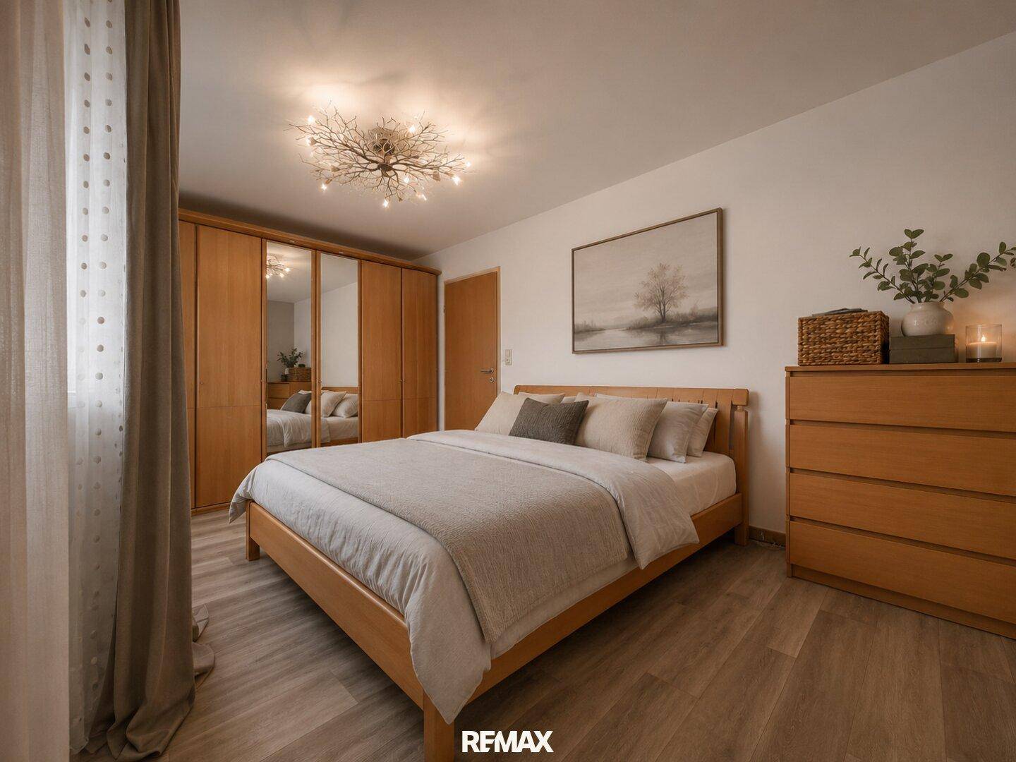 Helles Schlafzimmer mit Holzbett, großem Kleiderschrank mit Spiegeltüren und Holzboden.