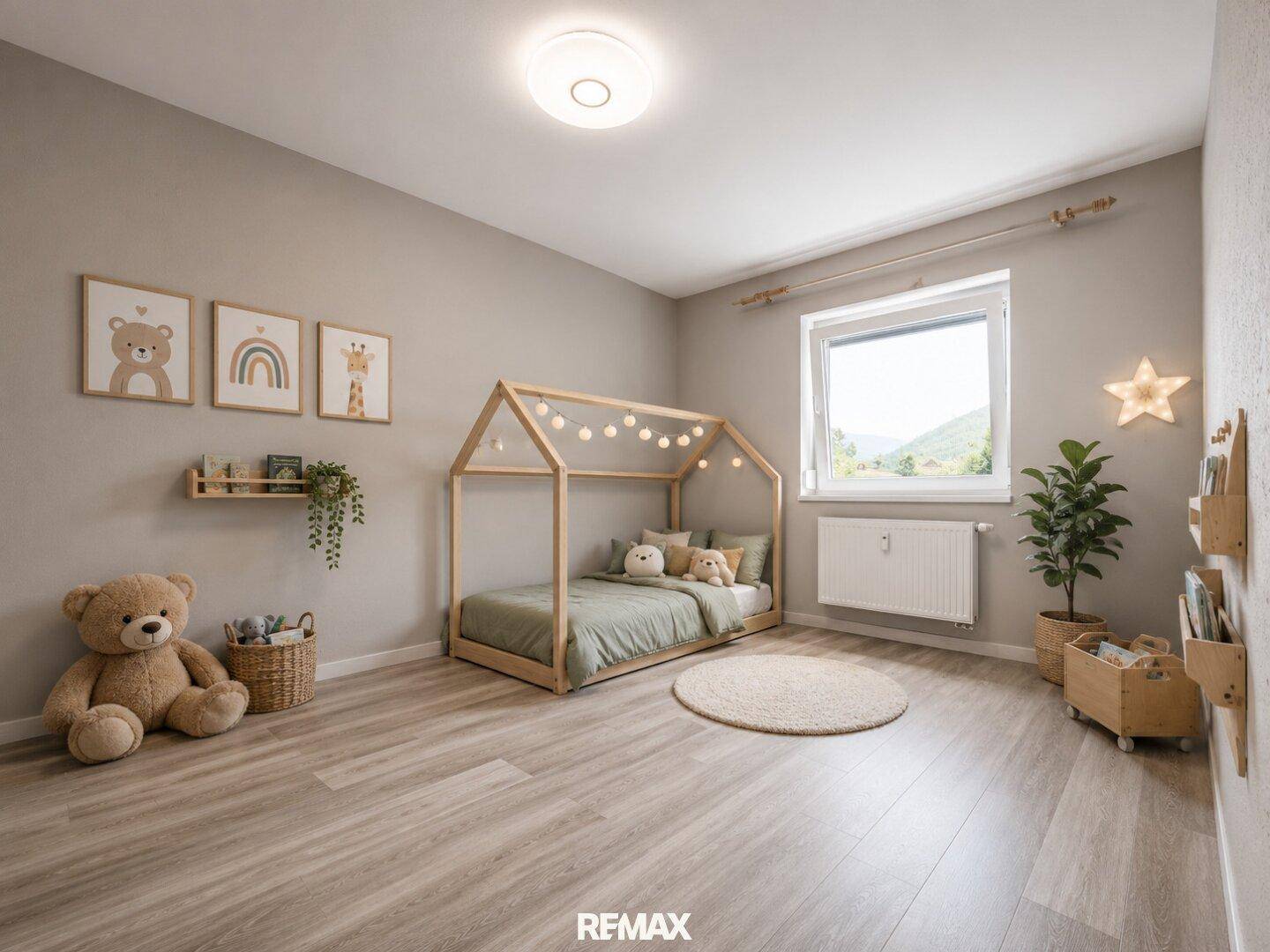 Freundliches Kinderzimmer mit Hausbett, Spielzeug und einem Fenster, das viel Tageslicht hereinlässt.