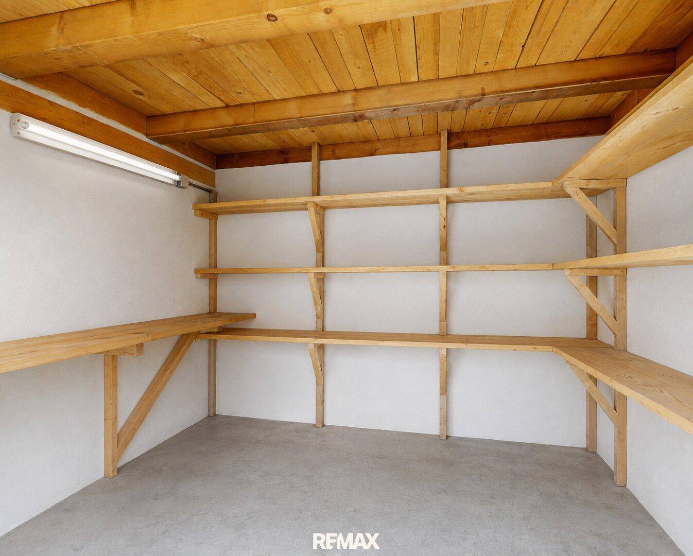 Praktischer Abstellraum mit robusten Holzregalen für viel Stauraum.