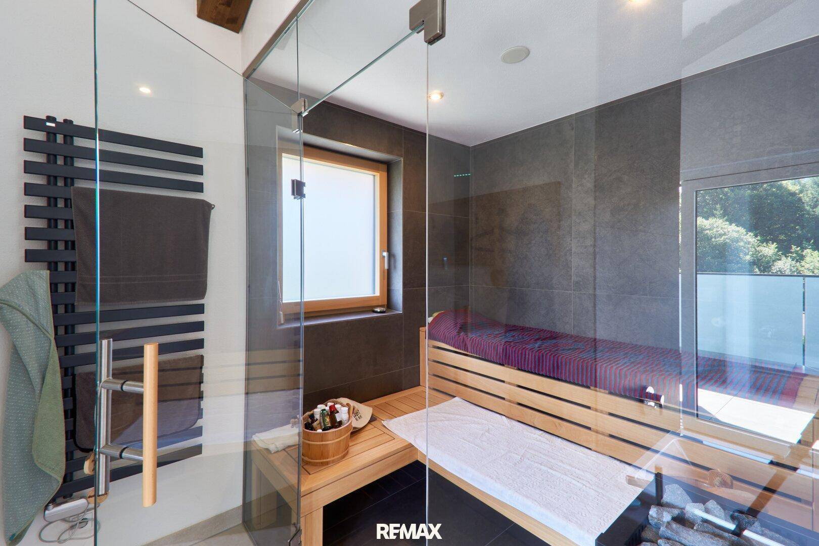 Private Sauna mit Holzbänken und Fenster für entspannende Momente.