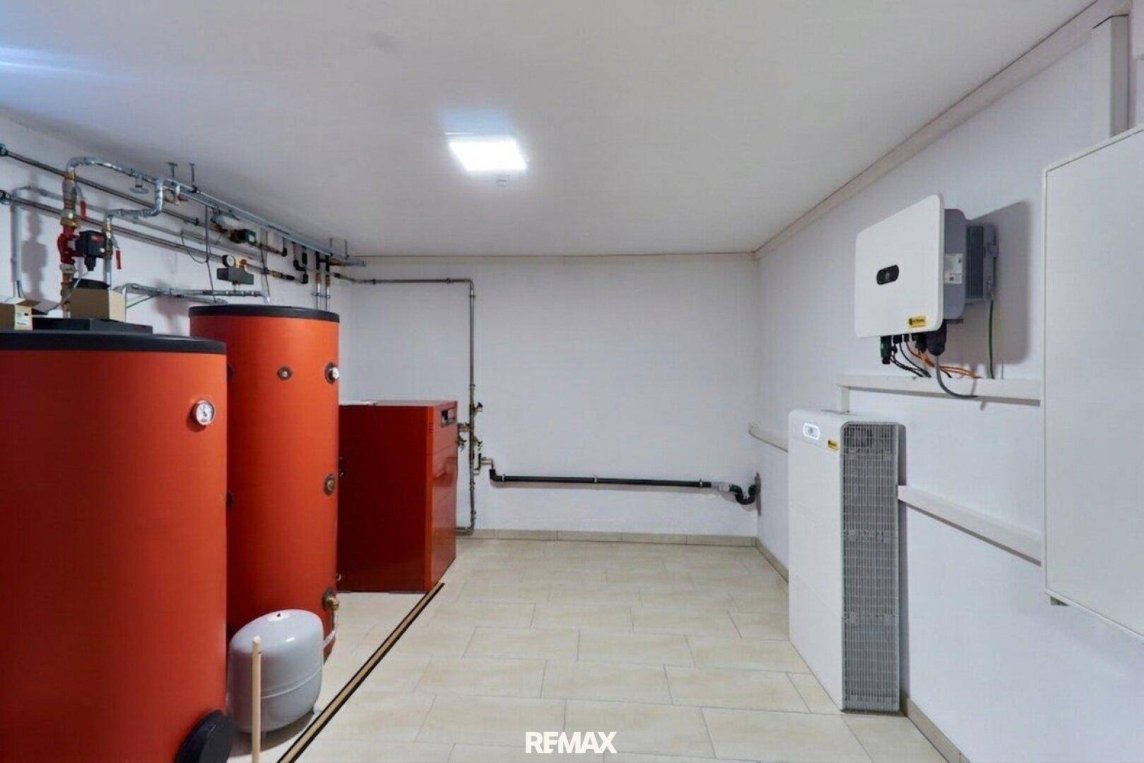 Technikraum mit Warmwasserspeichern und Heizungsanlage des Hauses.