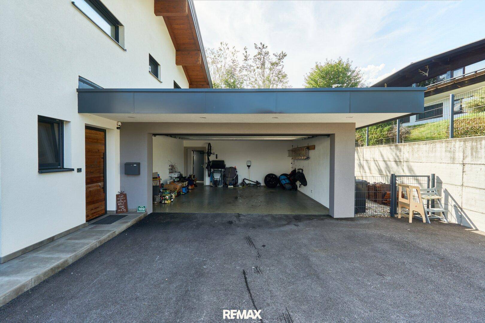 Geräumige Garage mit Stellplatz für Fahrzeuge und zusätzlichem Stauraum.