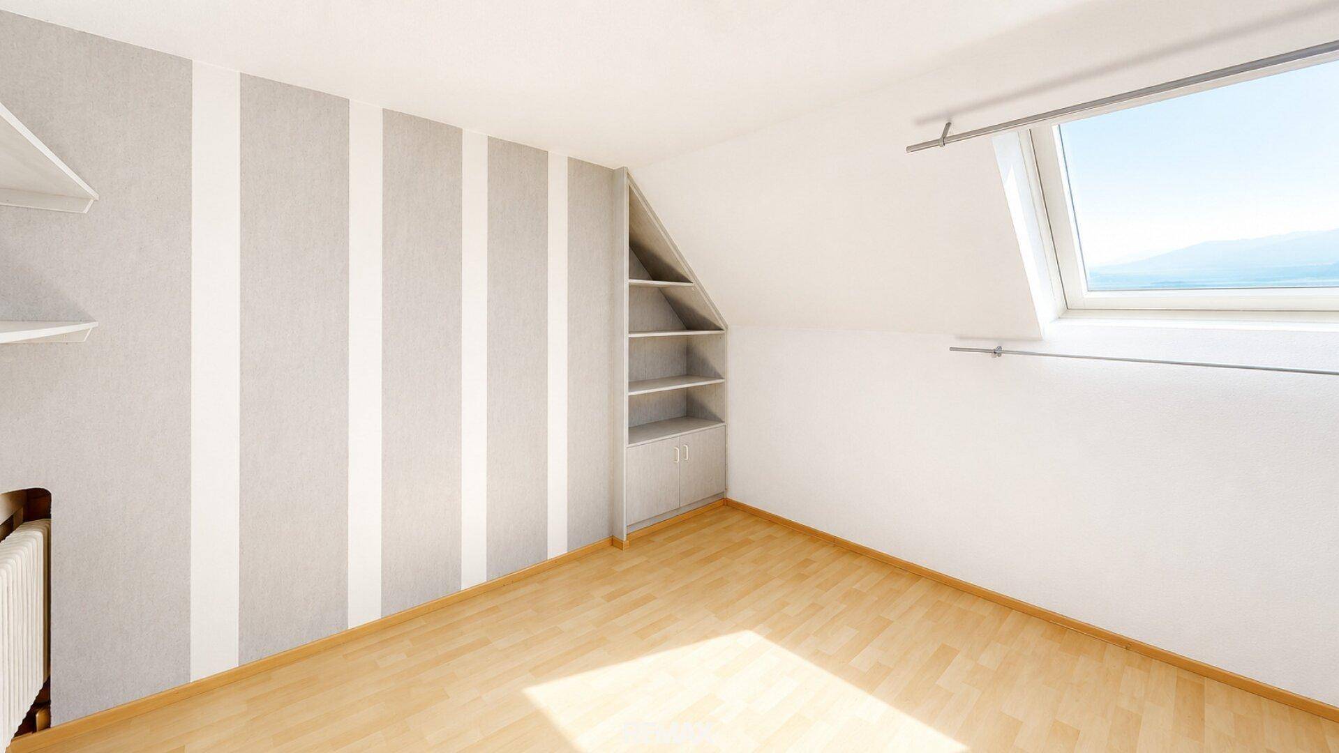 Helles Schlafzimmer im Dachgeschoss mit Dachfenster, Holzboden und gestreifter Akzentwand.