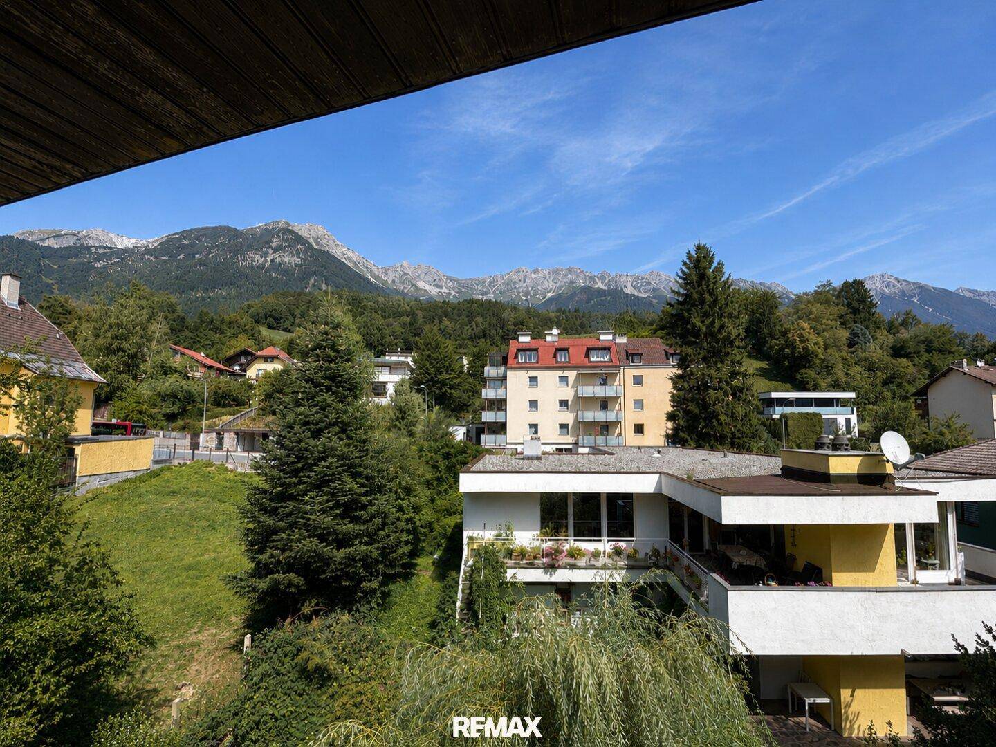 Panoramablick auf die majestätischen Berge und die grüne Umgebung von einem erhöhten Standpunkt.