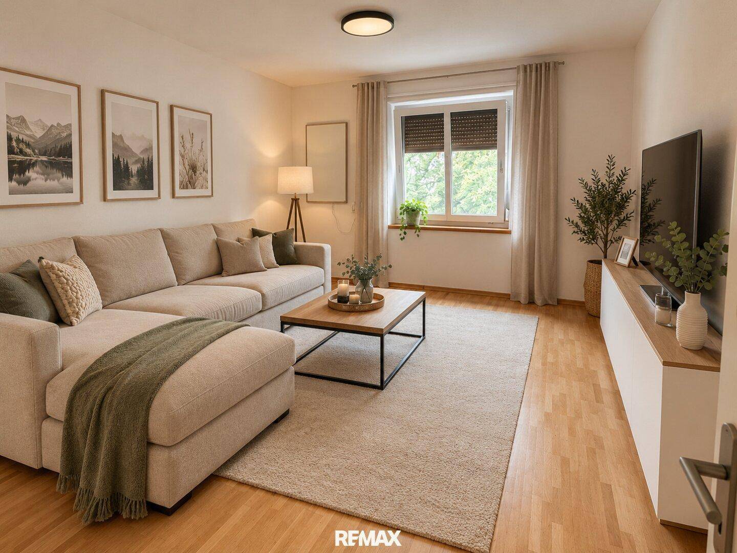 Virtuell inszeniertes Wohnzimmer mit beigem Sofa, Couchtisch und modernen Dekorationselementen.