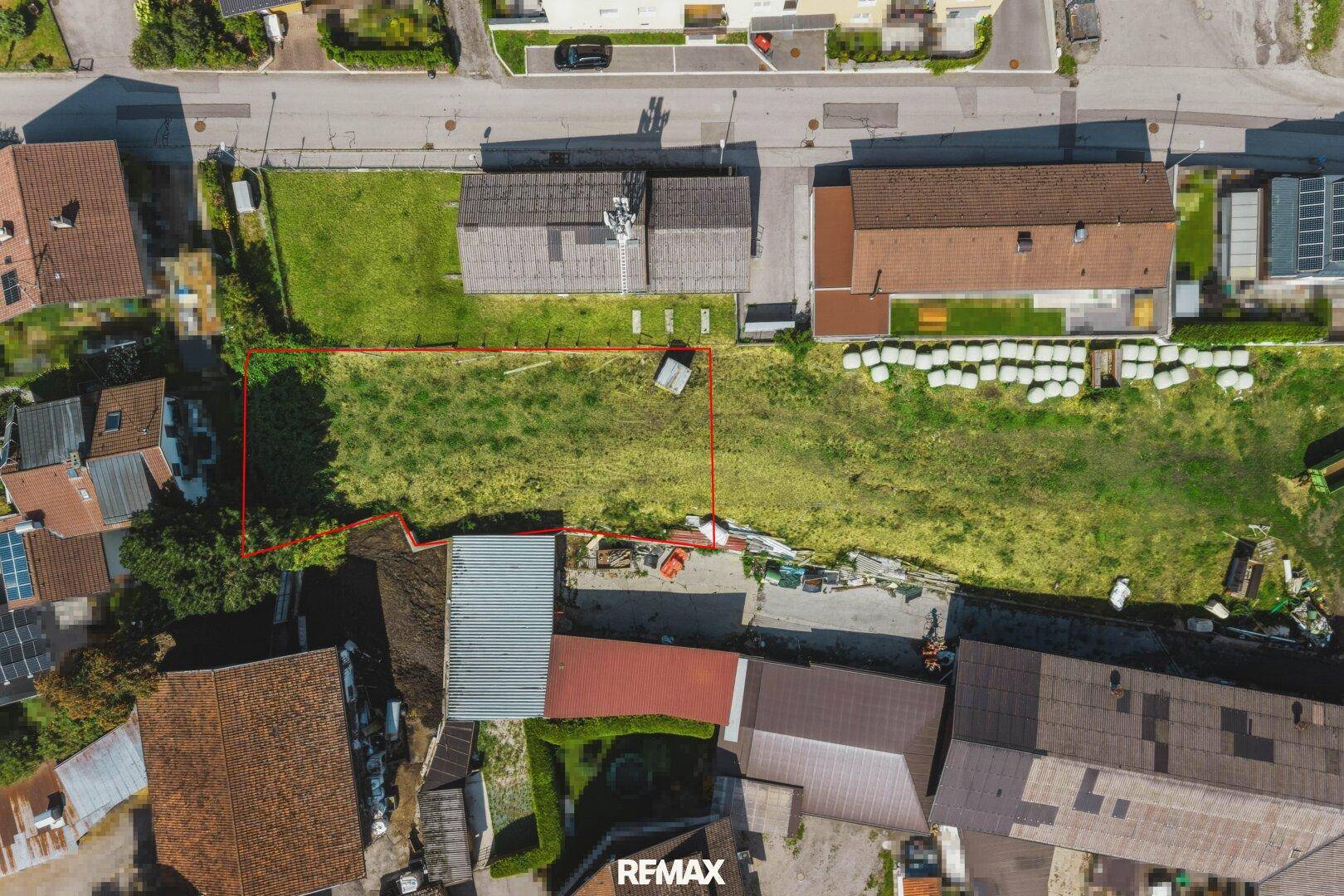 Nahaufnahme des Baugrundstücks von oben mit angrenzenden Gebäuden.