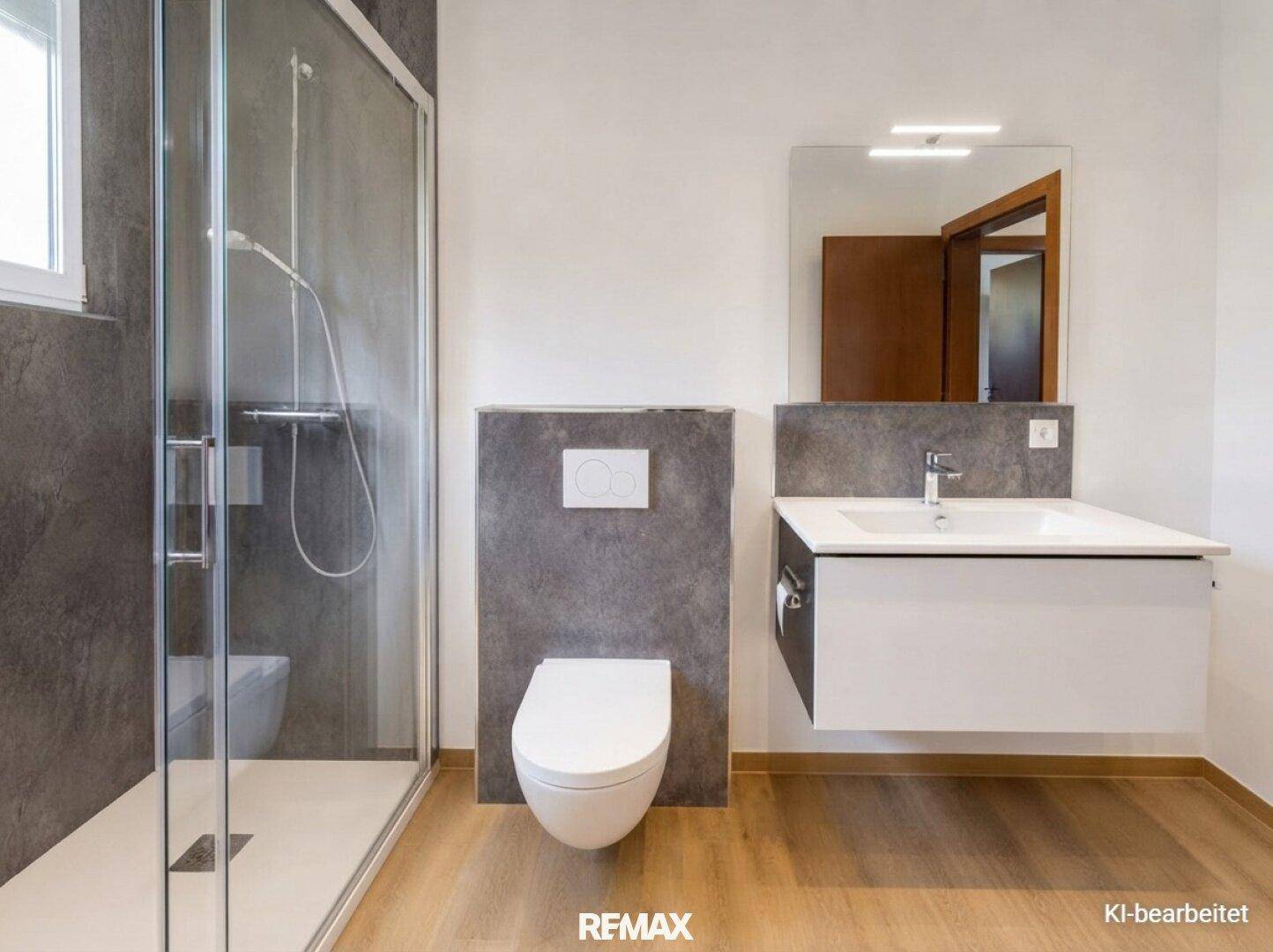 Modernes Badezimmer mit begehbarer Dusche, Hänge-WC und Waschtisch.