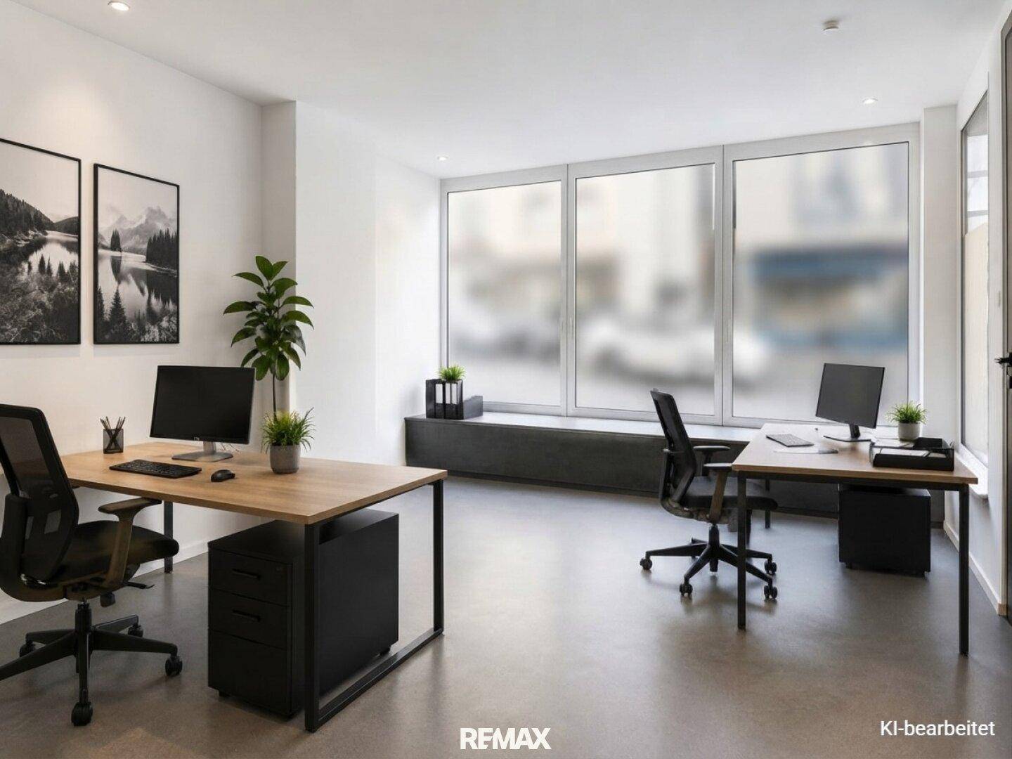 Helles und modernes Büro mit zwei Arbeitsplätzen, großen Fenstern und minimalistischer Einrichtung.