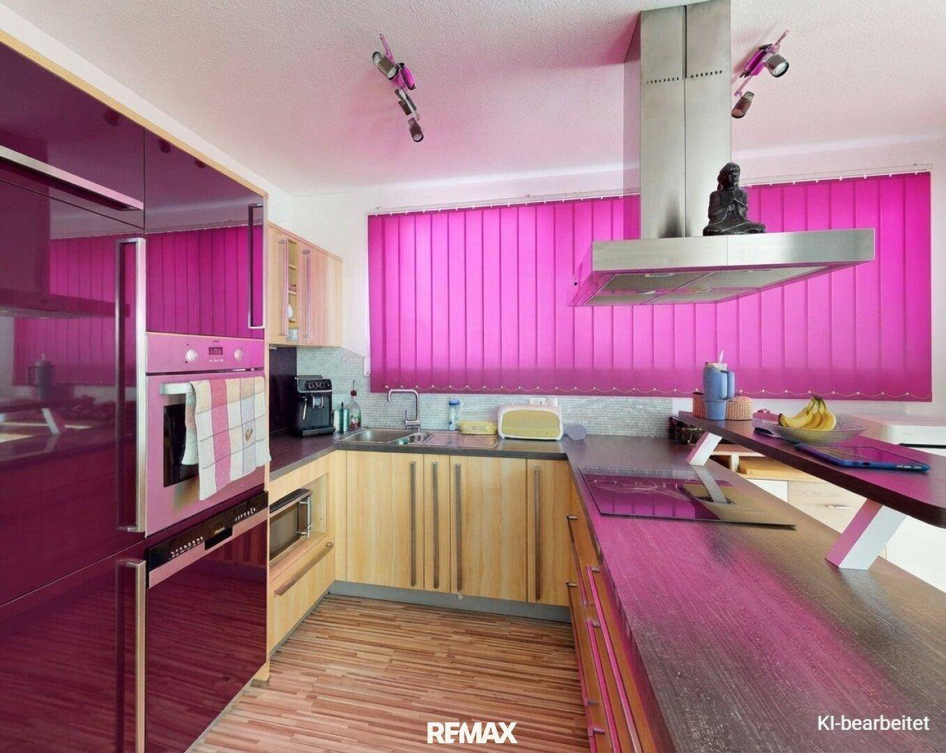 Moderne Küche mit glänzenden violetten Fronten, Holzelementen und Kochinsel mit Induktionskochfeld.