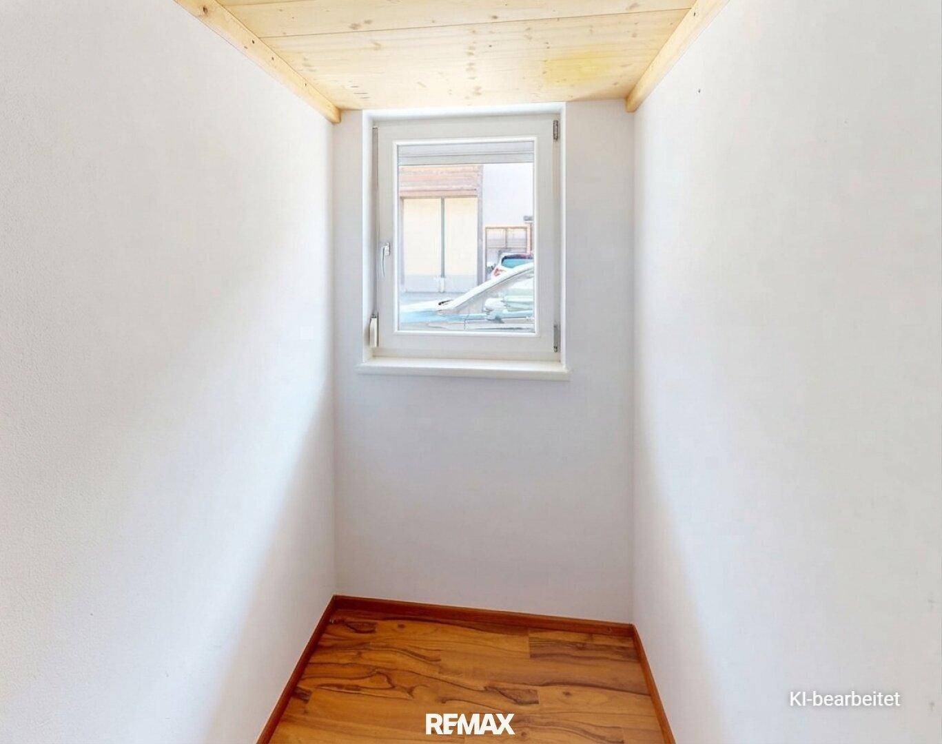 Kleiner Abstellraum mit Fenster und Holzdecke, ideal für zusätzlichen Stauraum.