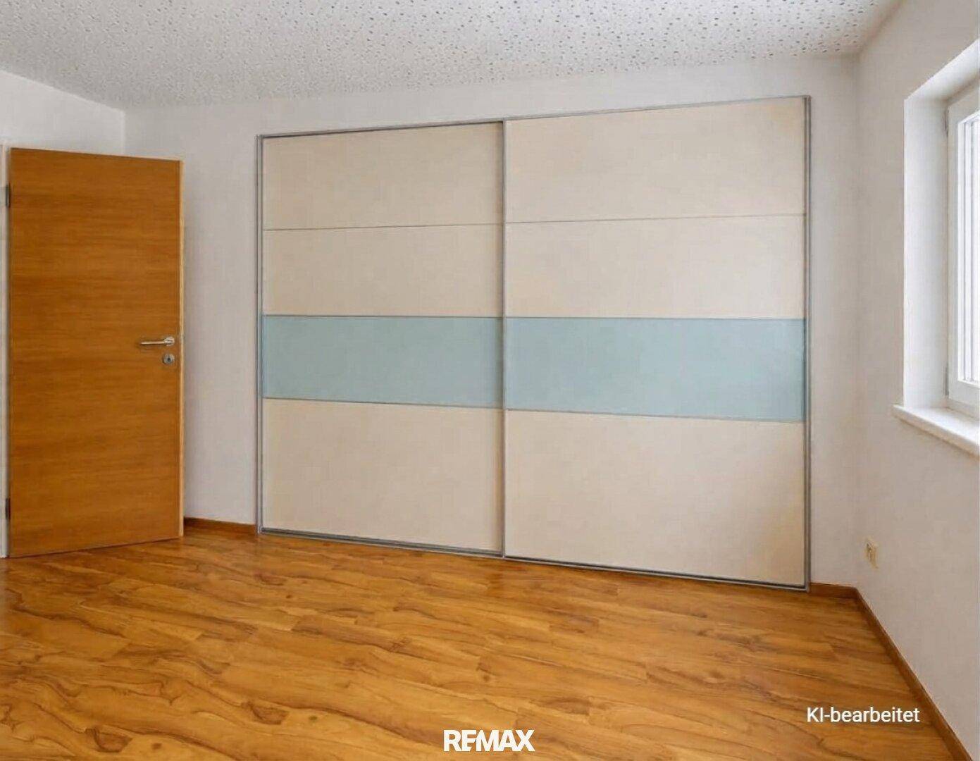 Schlafzimmer mit praktischem Einbauschrank, Holzfußboden und Fenster für Tageslicht.