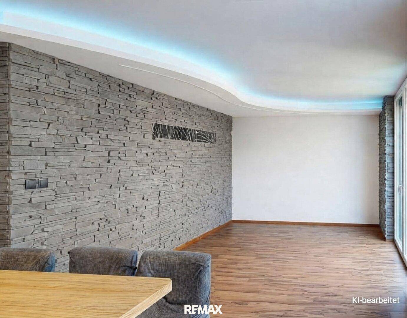Geräumiger Wohn- und Essbereich mit Steinwand, Holzfußboden und moderner Deckenbeleuchtung.