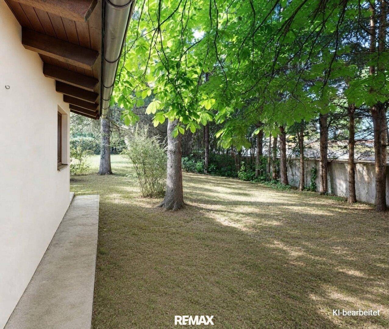 Großer, gepflegter Gartenbereich mit Rasenfläche, altem Baumbestand und viel Grün.