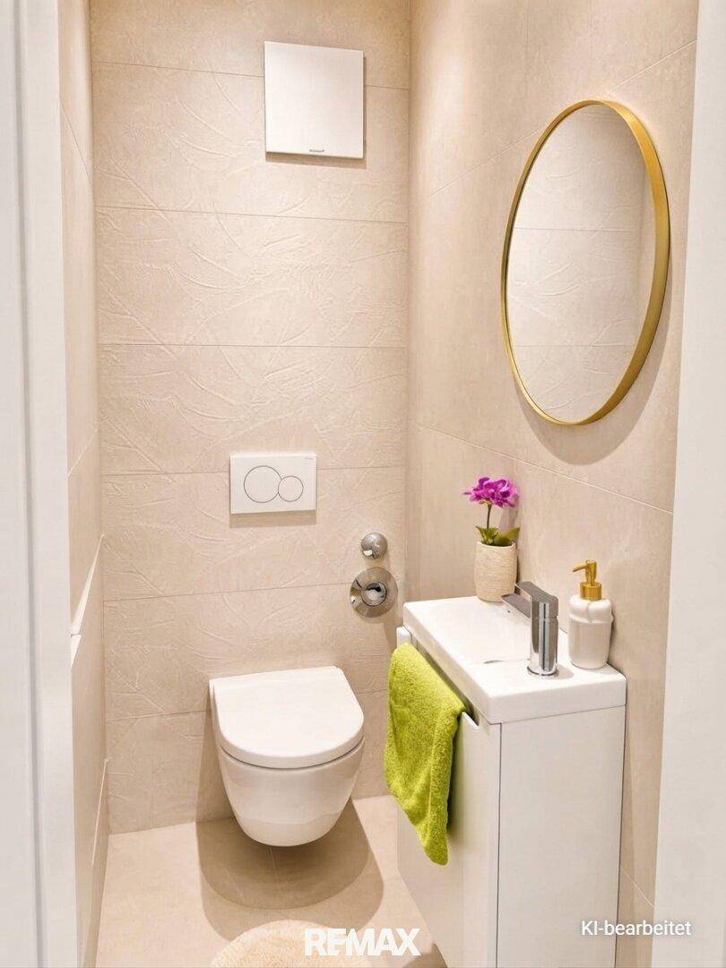 Kompaktes Gäste-WC mit Wand-WC, kleinem Waschbecken und modernem Spiegel.