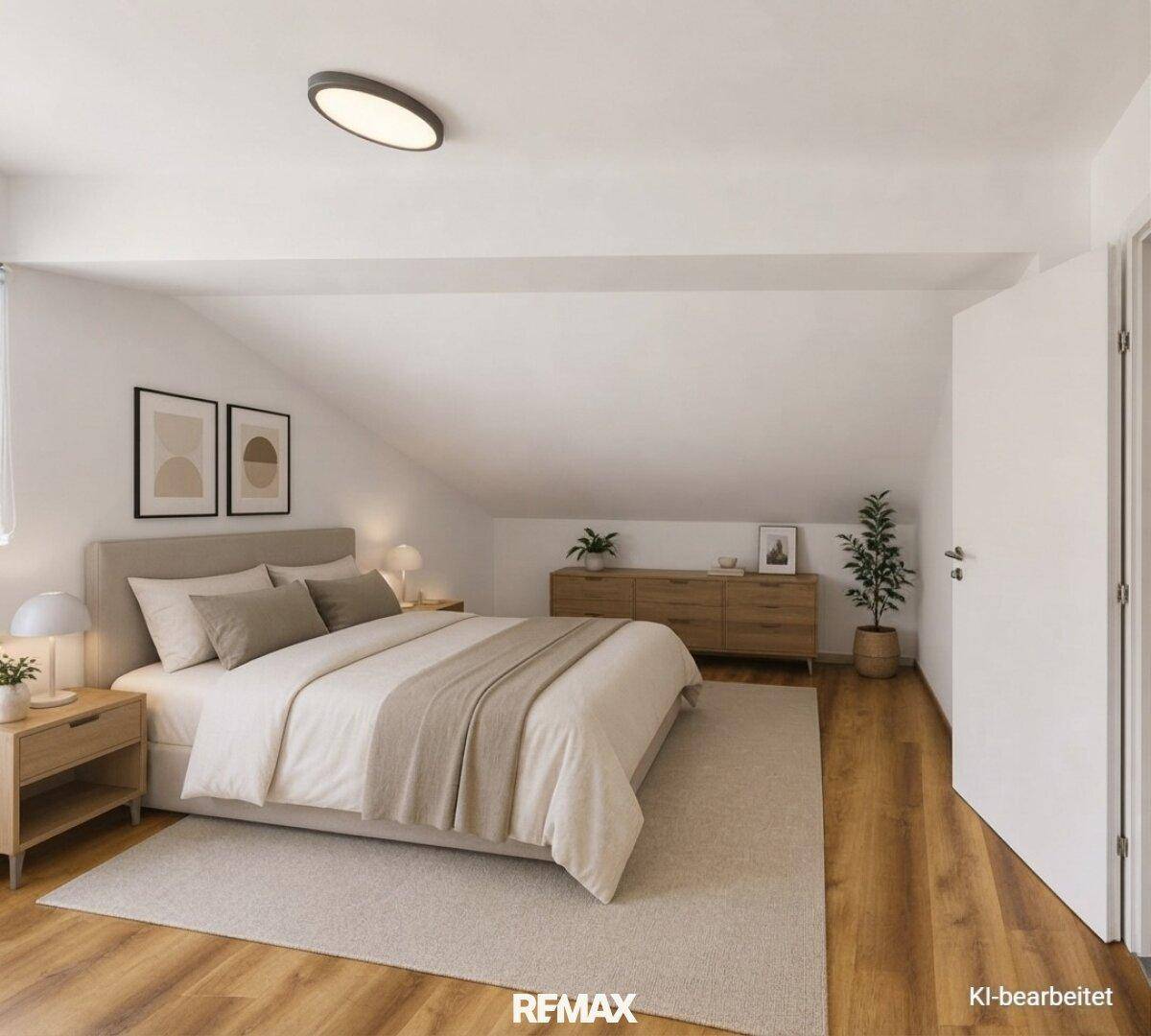Helles Schlafzimmer mit Doppelbett, Holzkommode und Dachschräge für gemütliche Atmosphäre.