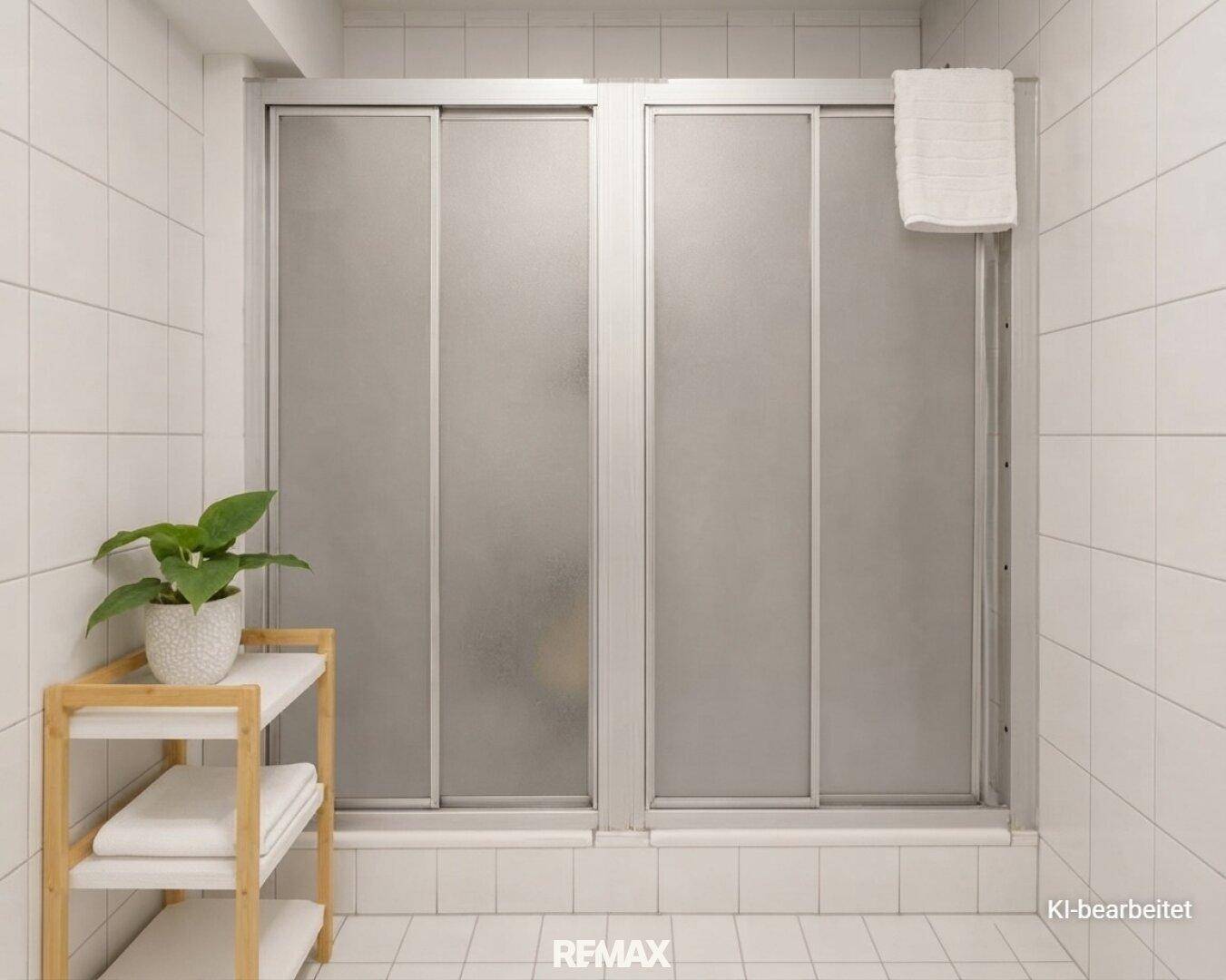 Modernes Badezimmer mit weiß gefliesten Wänden und einer Duschkabine.
