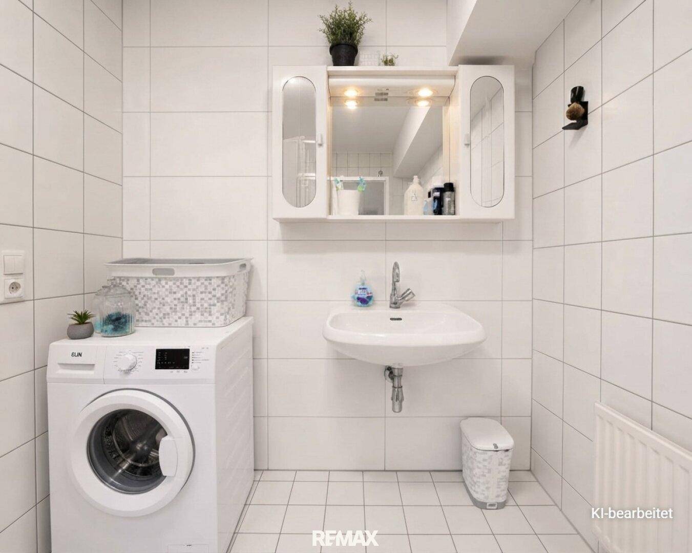 Funktionales Badezimmer mit Waschbecken, Spiegelschrank und Waschmaschine.