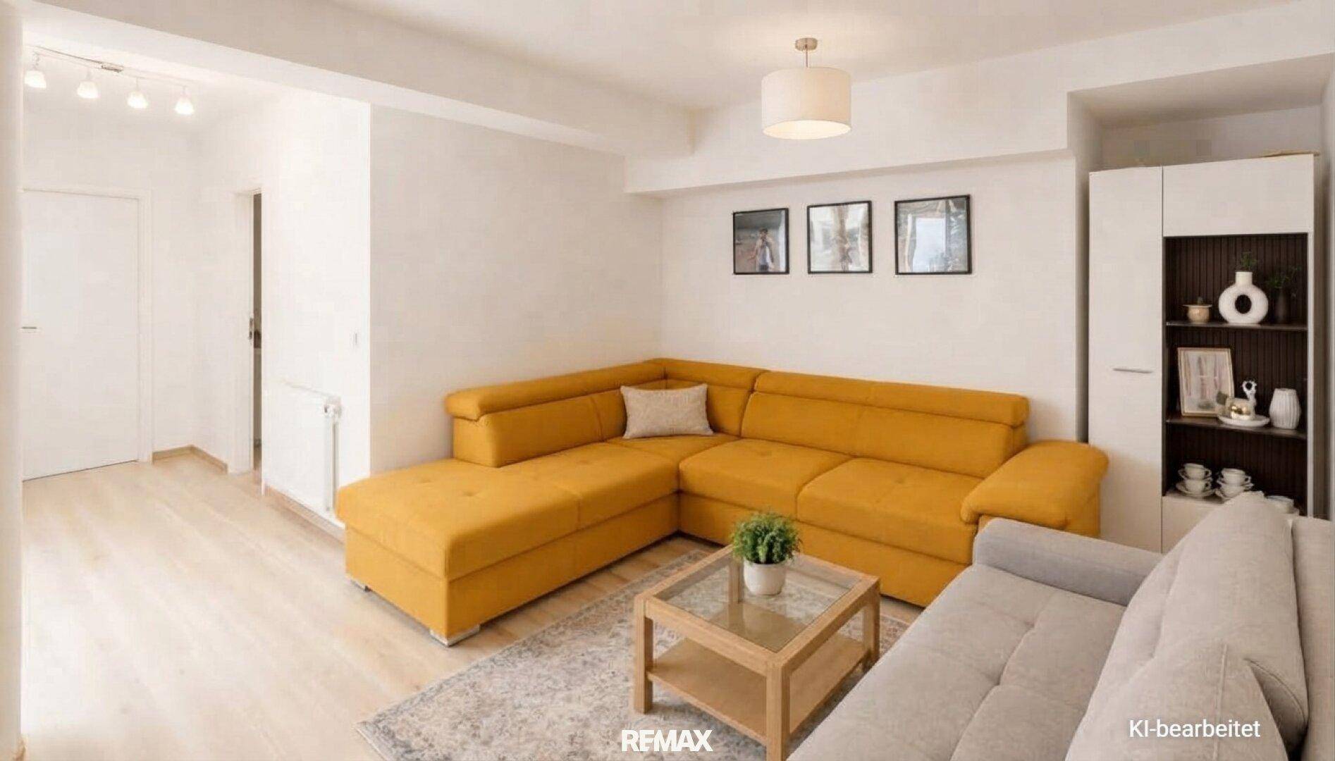 Gemütliches Wohnzimmer mit großem gelbem Ecksofa und hellem Holzboden.
