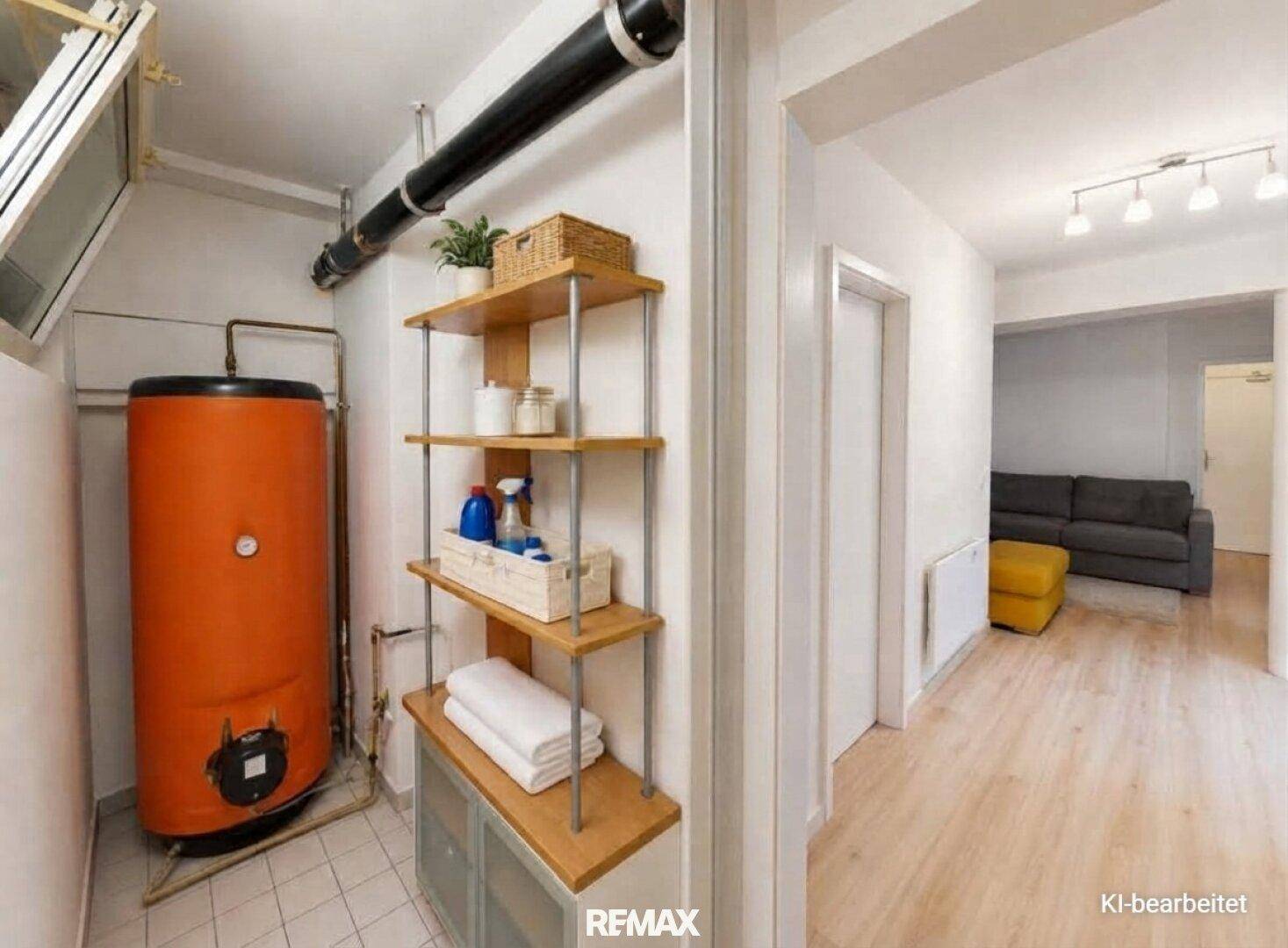 Hauswirtschaftsraum mit Warmwasserspeicher und praktischen Regalen.