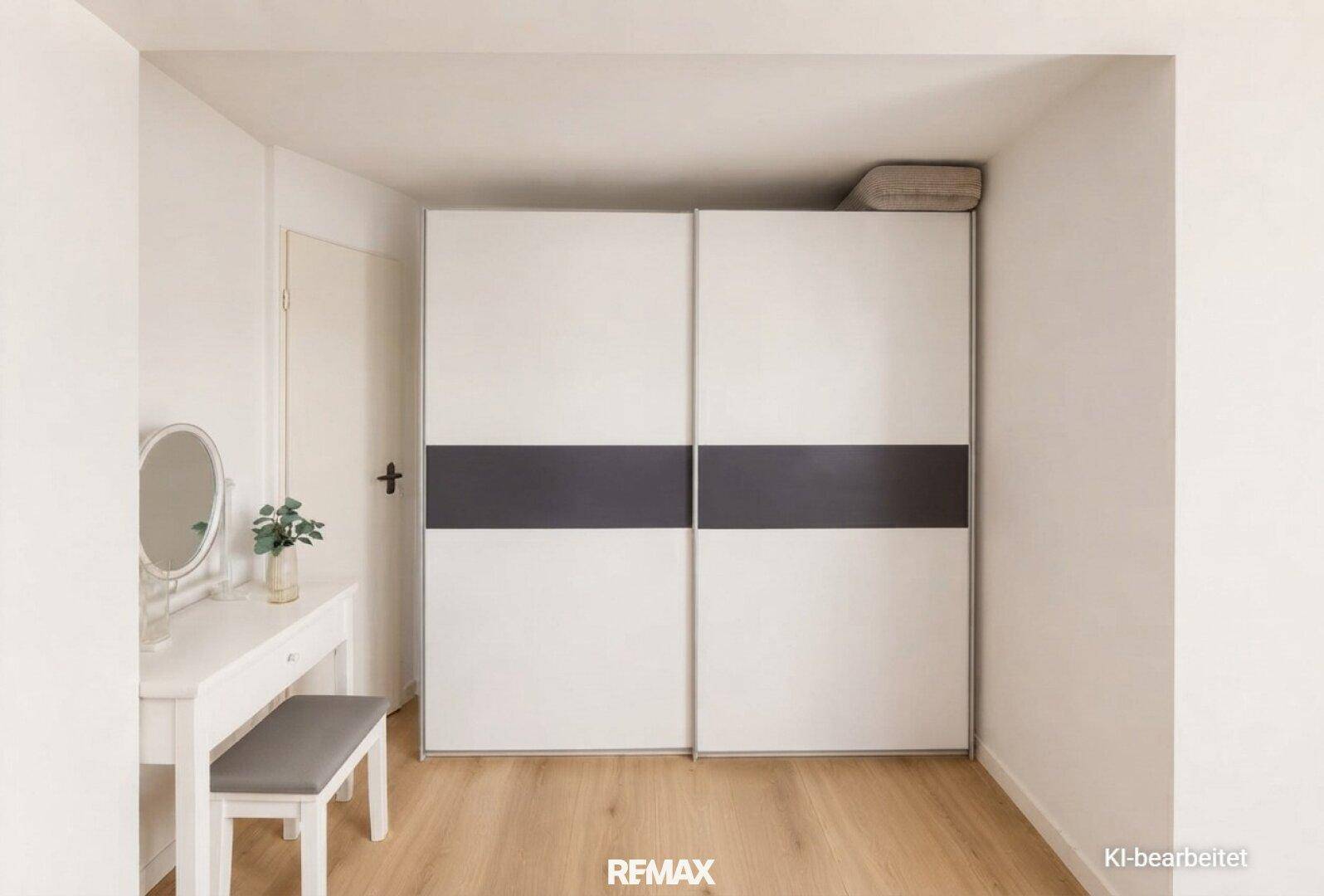 Schlafzimmer mit großem Schiebetürenschrank und elegantem Schminktisch.
