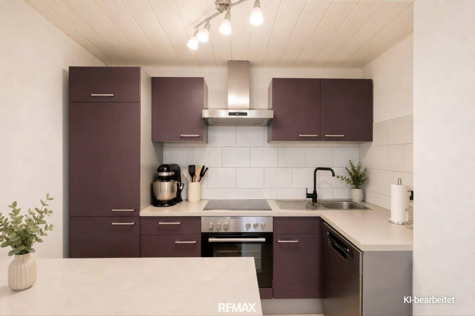 Moderne Küche mit dunklen Schränken, integrierten Geräten und Fliesenrückwand.