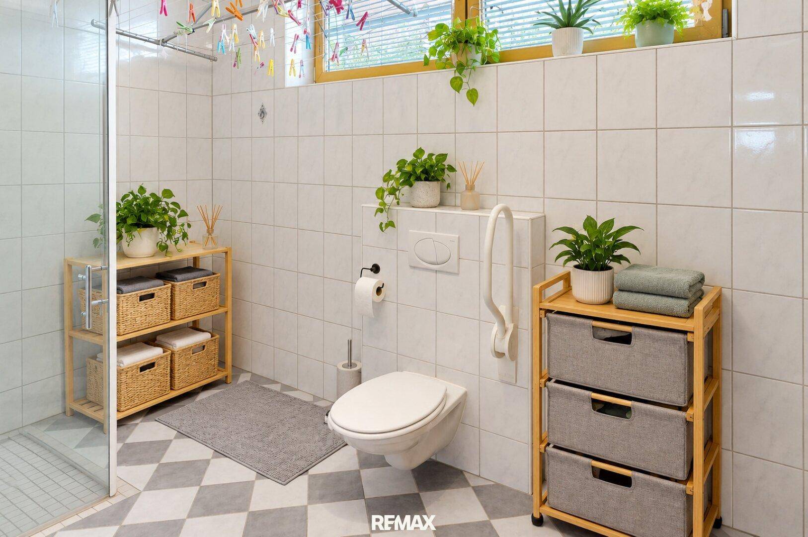 Helles Badezimmer mit WC, Duschbereich und praktischen Holzregalen.