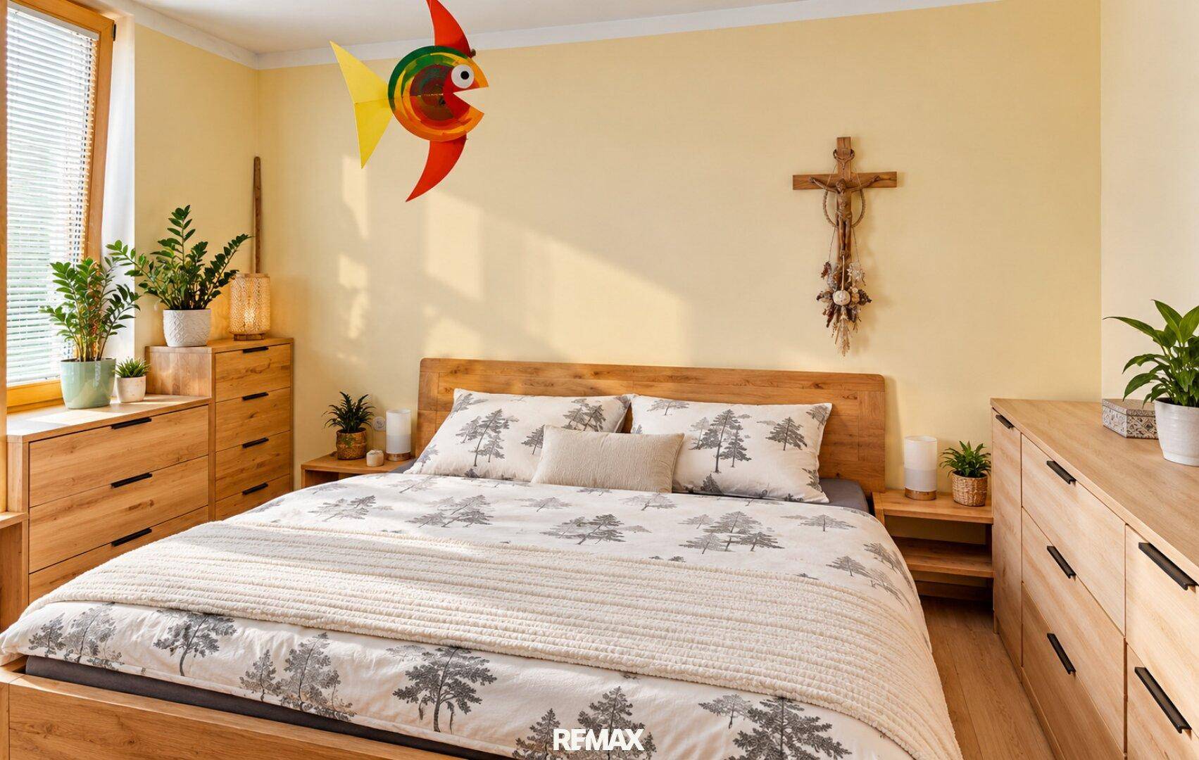 Schlafzimmer mit Holzbett, passenden Kommoden und gelben Wänden.