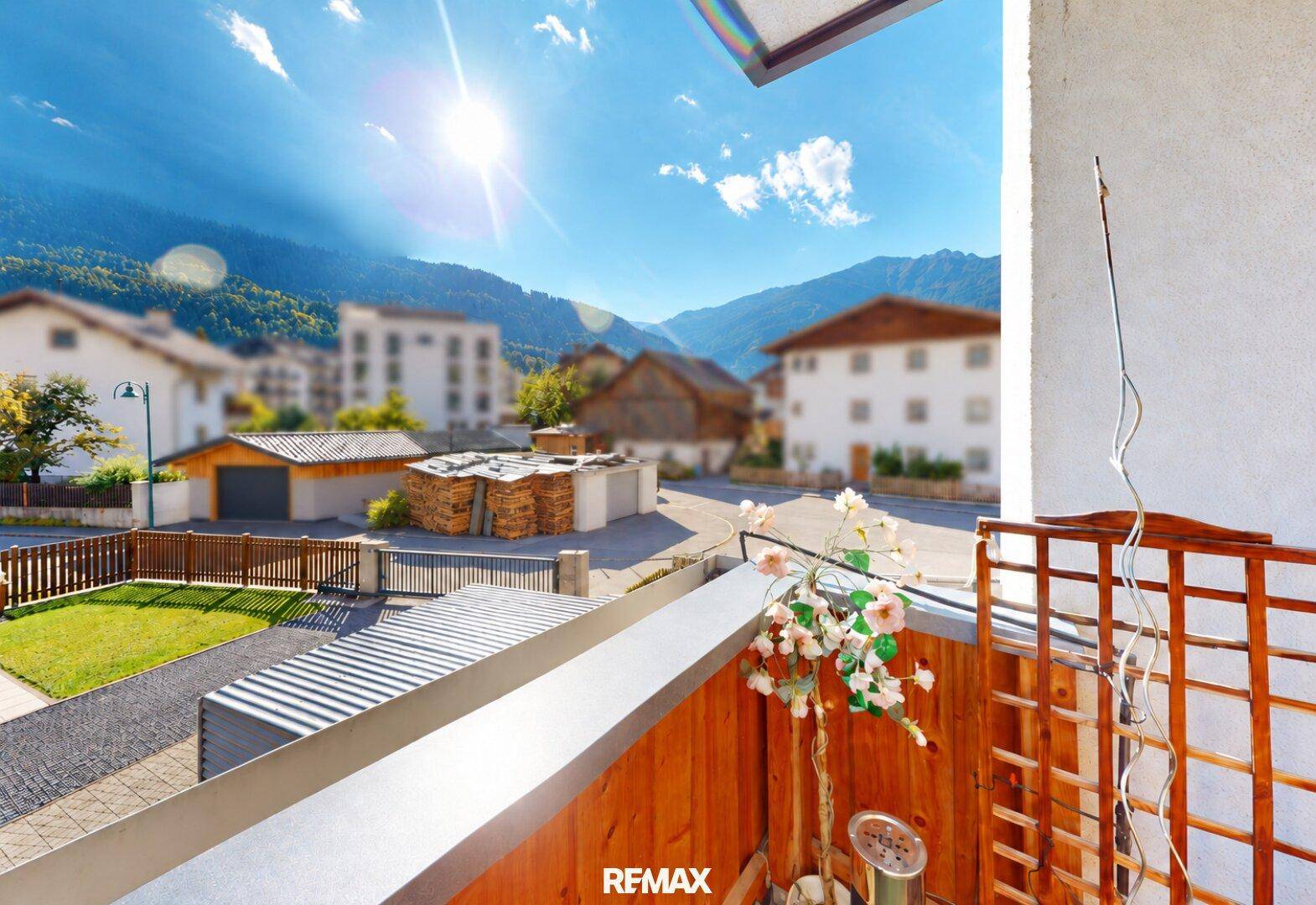 Kleiner Balkon mit Bergblick und sonniger Ausrichtung.