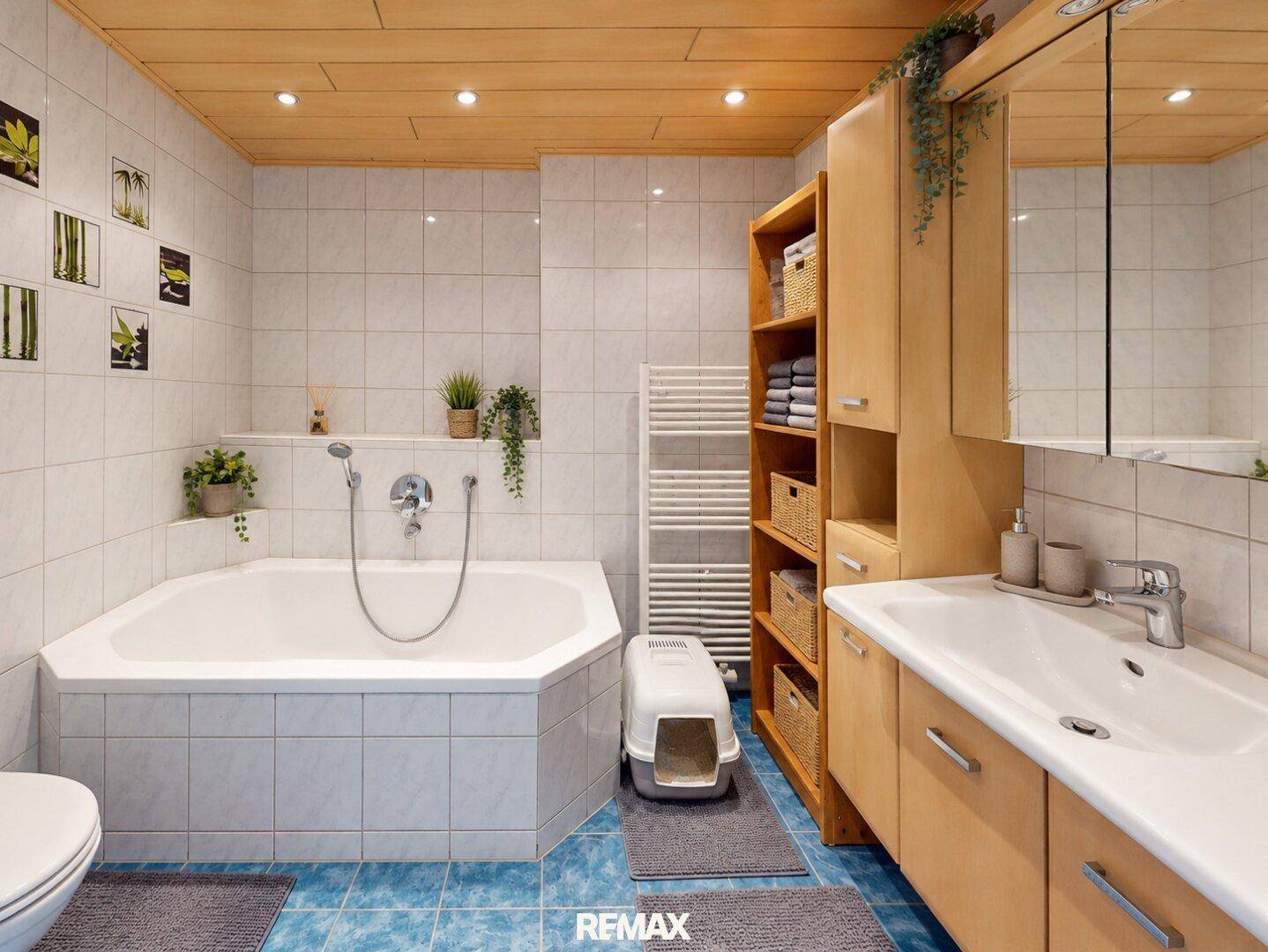 Helles Badezimmer mit Eckbadewanne, Einzelwaschbecken und Holzregalen.