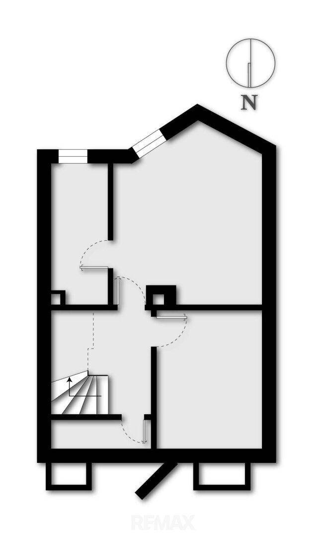 Grundriss des Dachgeschosses mit schrägen Wänden und Treppenaufgang.