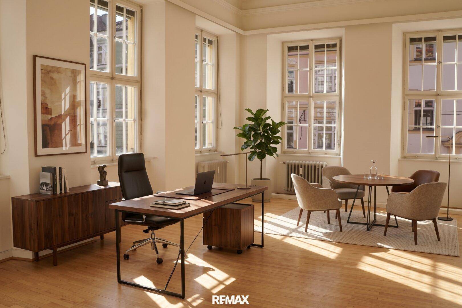Helles und geräumiges Büro mit Holzboden, großen Fenstern und moderner Einrichtung, ideal für produktives Arbeiten.