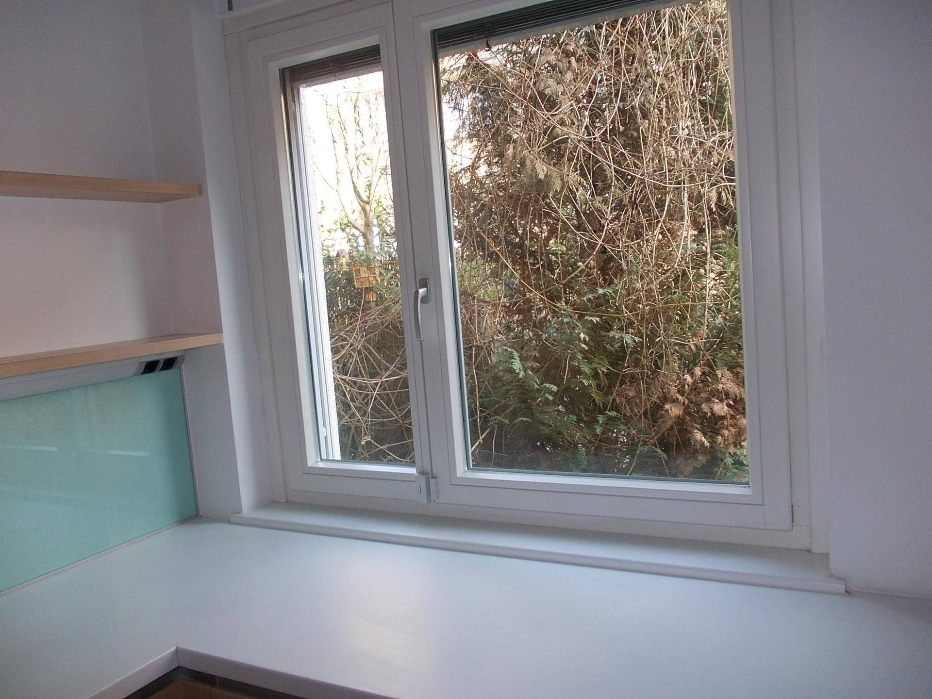 Küchenfenster mit Blick auf die dichte Vegetation im Außenbereich, sorgt für natürliches Licht.